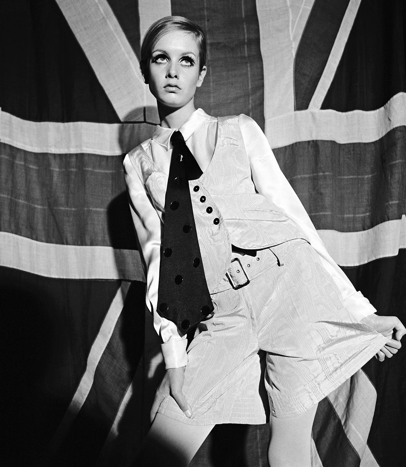 《ベストとショートパンツのアンサンブルを着るツイッギー》1966年　© Photograph Terence Donovan, courtesy Terence Donovan Archive. The Sunday Times, 23 October 1966　少女っぽさとユニセックス性を追求した60年代半ば、マリー・クワントが起用したのは華奢で中性的なモデルのツイッギー。彼女が身につけたマリーのファッションは世界中から注目された。