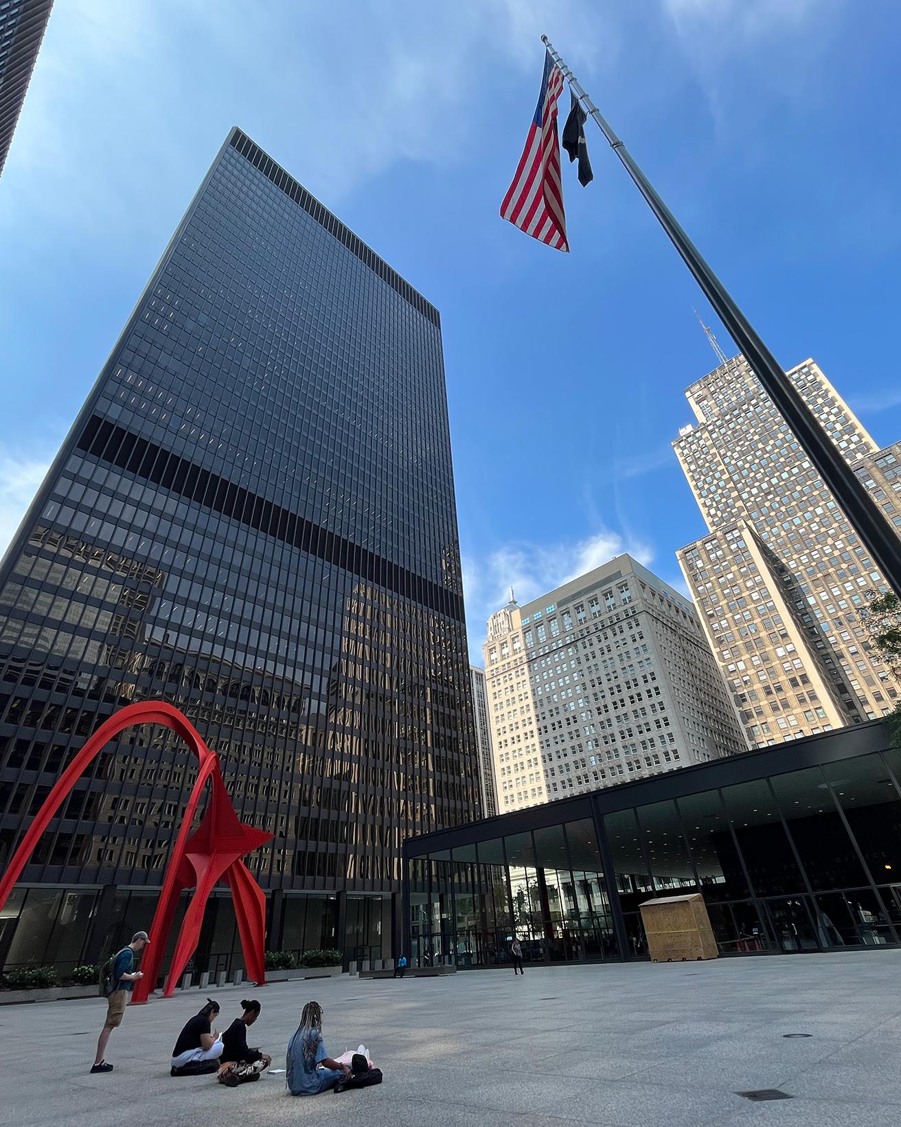 せっかくなので、シカゴの名スポットも紹介。ライトと共に近代建築の3代巨匠に数えられる建築家・ミース・ファン・デル・ローエによる〈シカゴ連邦センター〉。
