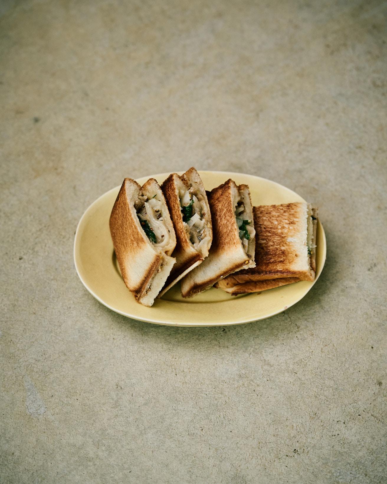 【365日豆皿つまみ】“オイルサーディンと玉ねぎのミニホットサンド”｜10月 ツレヅレハナコの10分つまみ