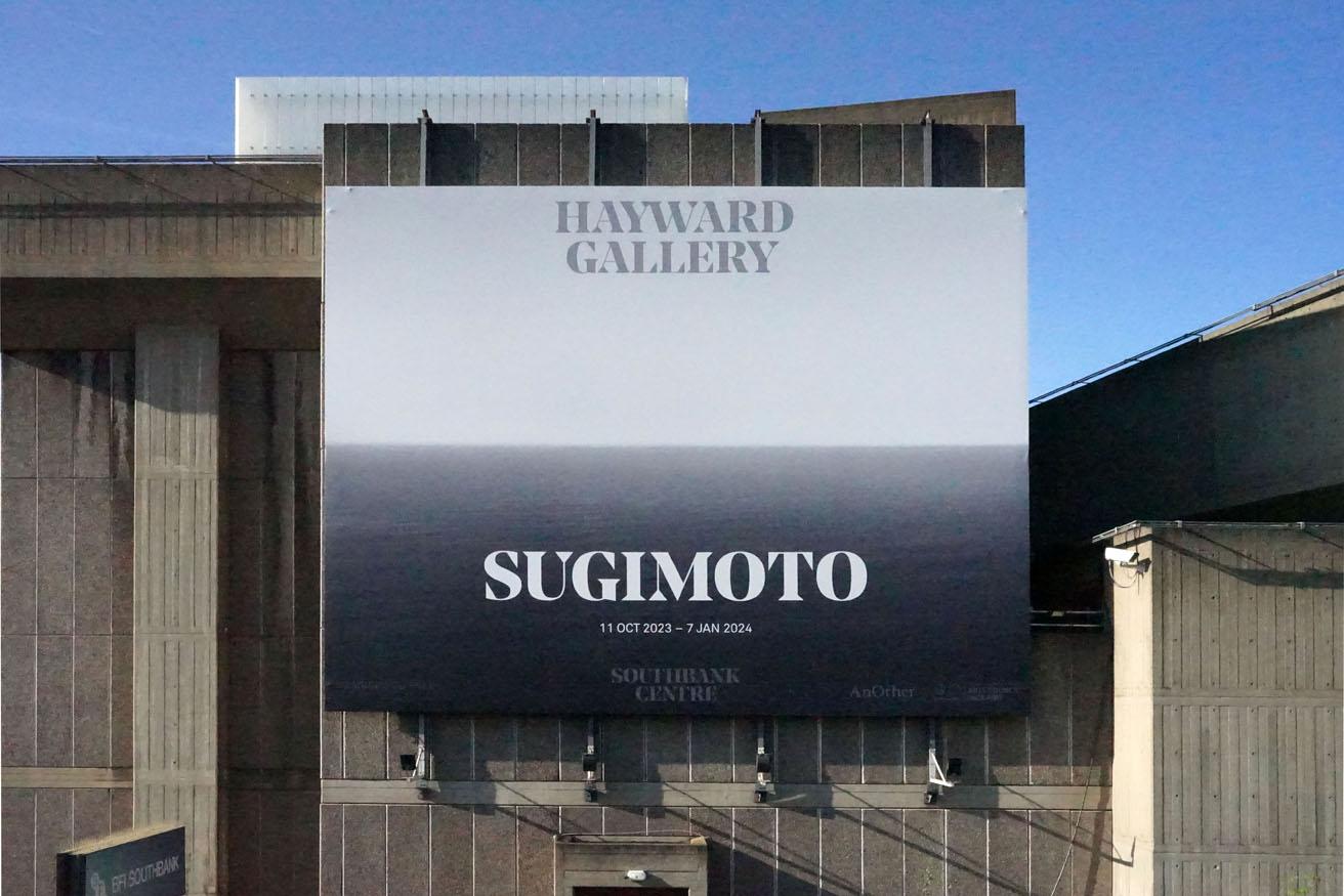 杉本博司の写真作品にテーマを絞った展覧会『Hiroshi Sugimoto: Time Machine』が開催中の〈ヘイワード・ギャラリー〉。イギリス・ロンドンのサウス・バンク地区にある。