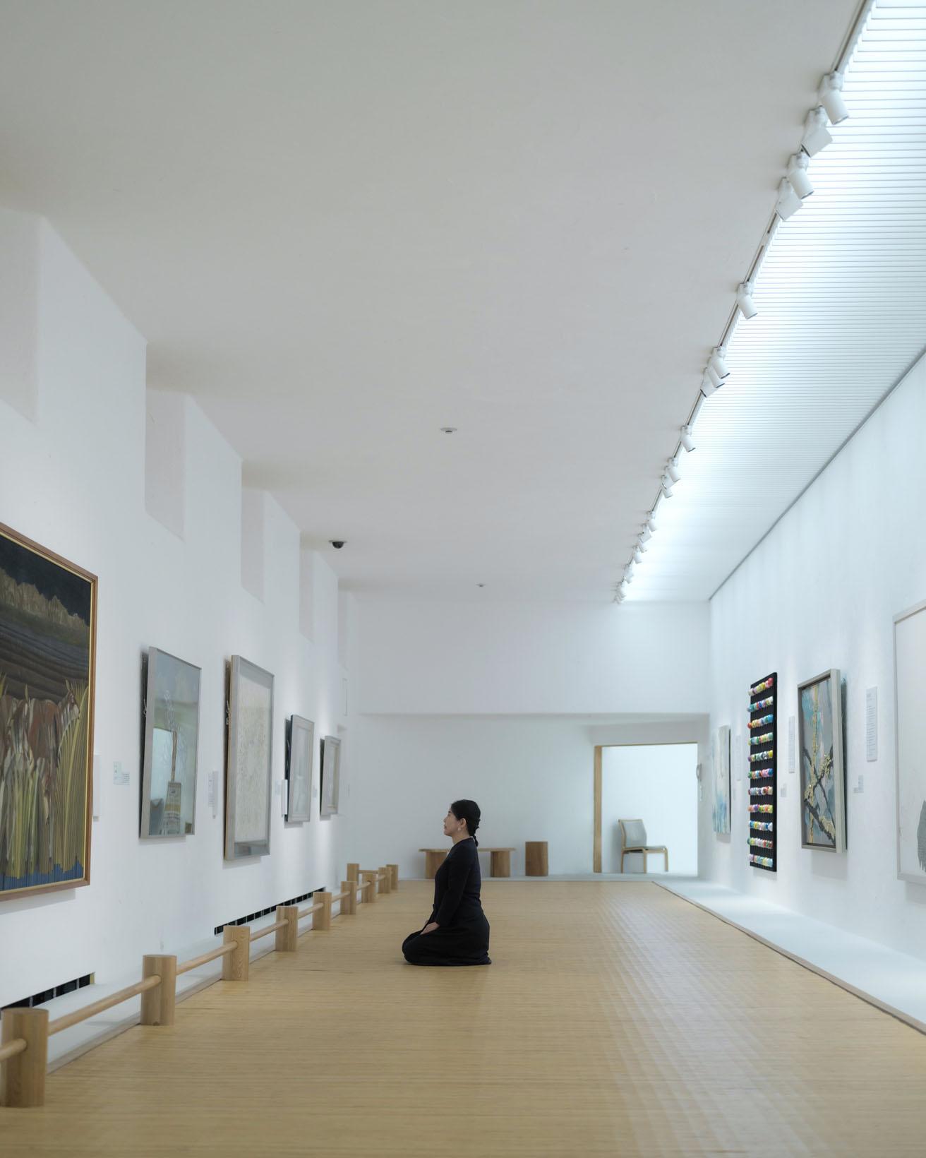 廊下を活かした第1展示室の床には、不矩さんのアトリエの床と同じように籐ござが敷き詰められている。