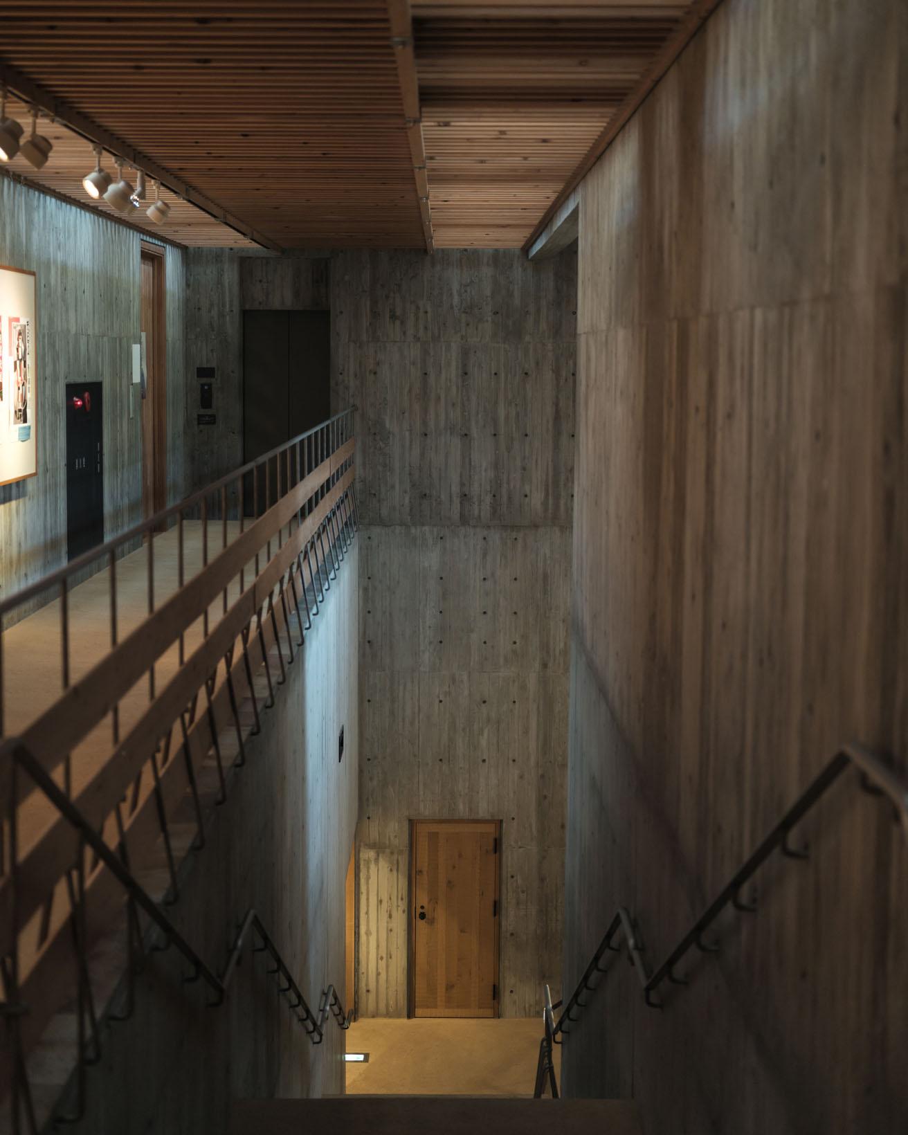 1階奥の階段から2階にかけてのコンクリートは木目の模様。型枠に杉板を張って作られている。