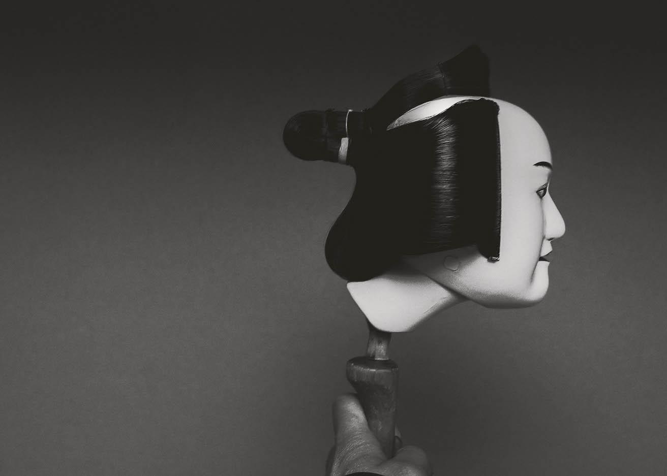 13歳で“文楽”の世界に飛び込んだ人形浄瑠璃の若手人形遣い・吉⽥簑紫郎による写真集『INHERIT』。税込13,200円。16時〜17時は、7階で小説家の三浦しをんとのトークショー＆ブックサイニングを開催。