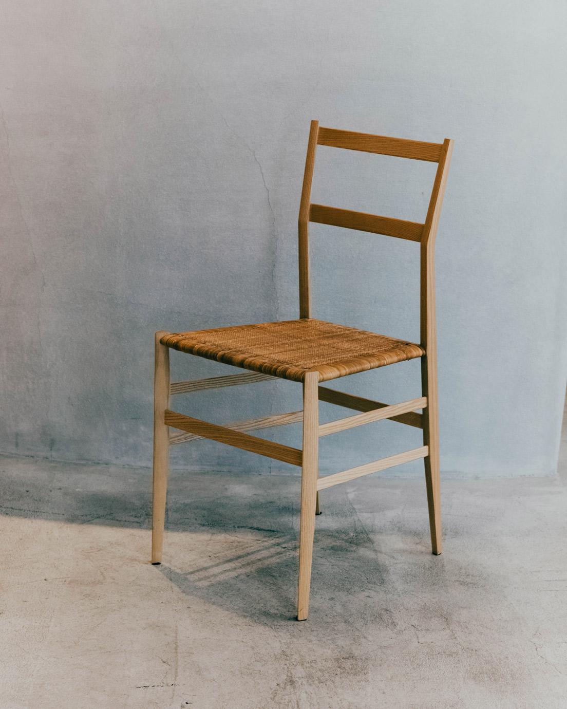 ジオ・ポンティがデザインした《スーパーレジェーラ》（308,000円〜）は1957年発表。木の椅子の原型を思わせる、軽さを追求した1脚。
