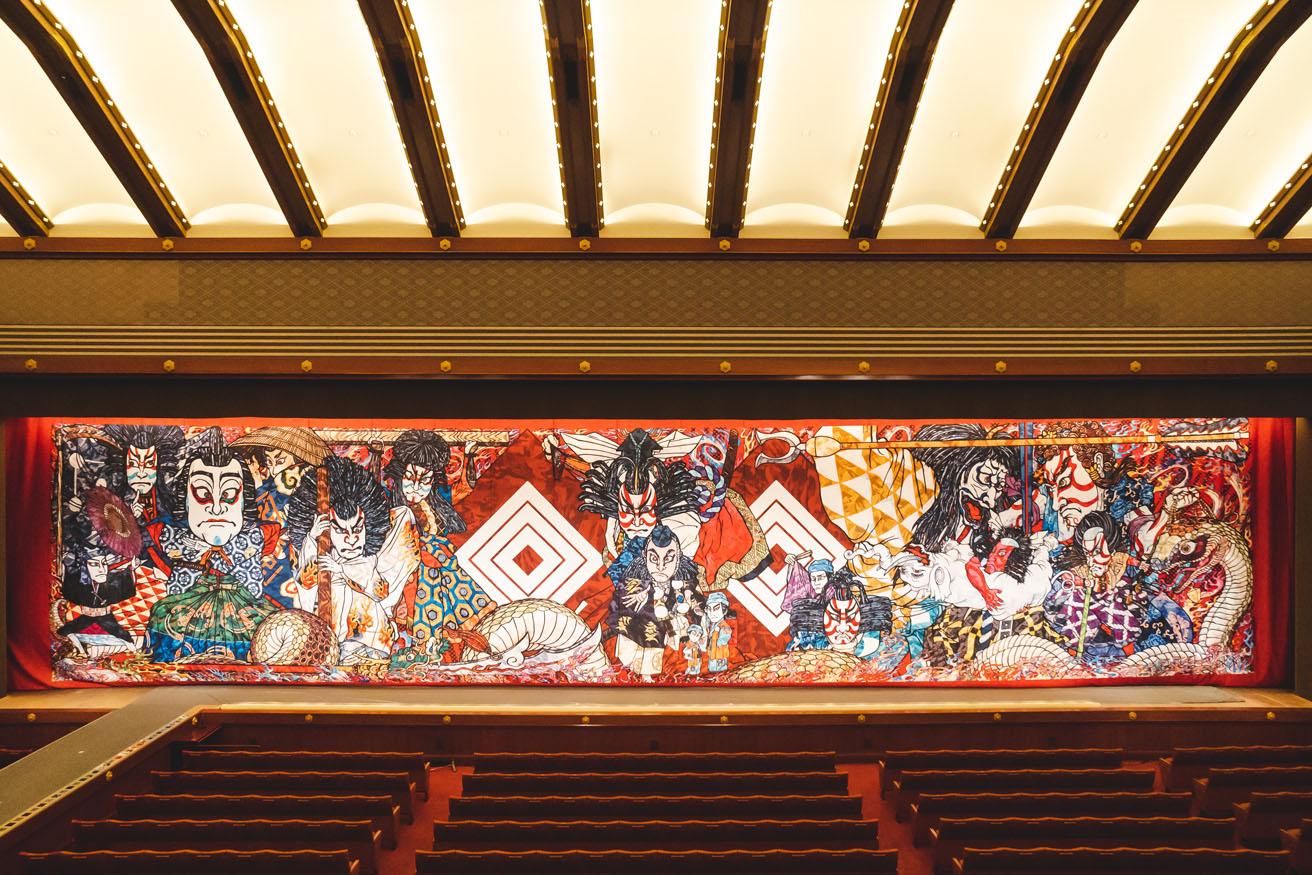祝幕は幅31.8m×高さ7.1mもの大きさ。原画《2020 十三代目市川團十郎白猿　襲名十八番》は2020年に森美術館で行われた『STARS展：現代美術のスターたち−日本から世界へ』で展示された。

