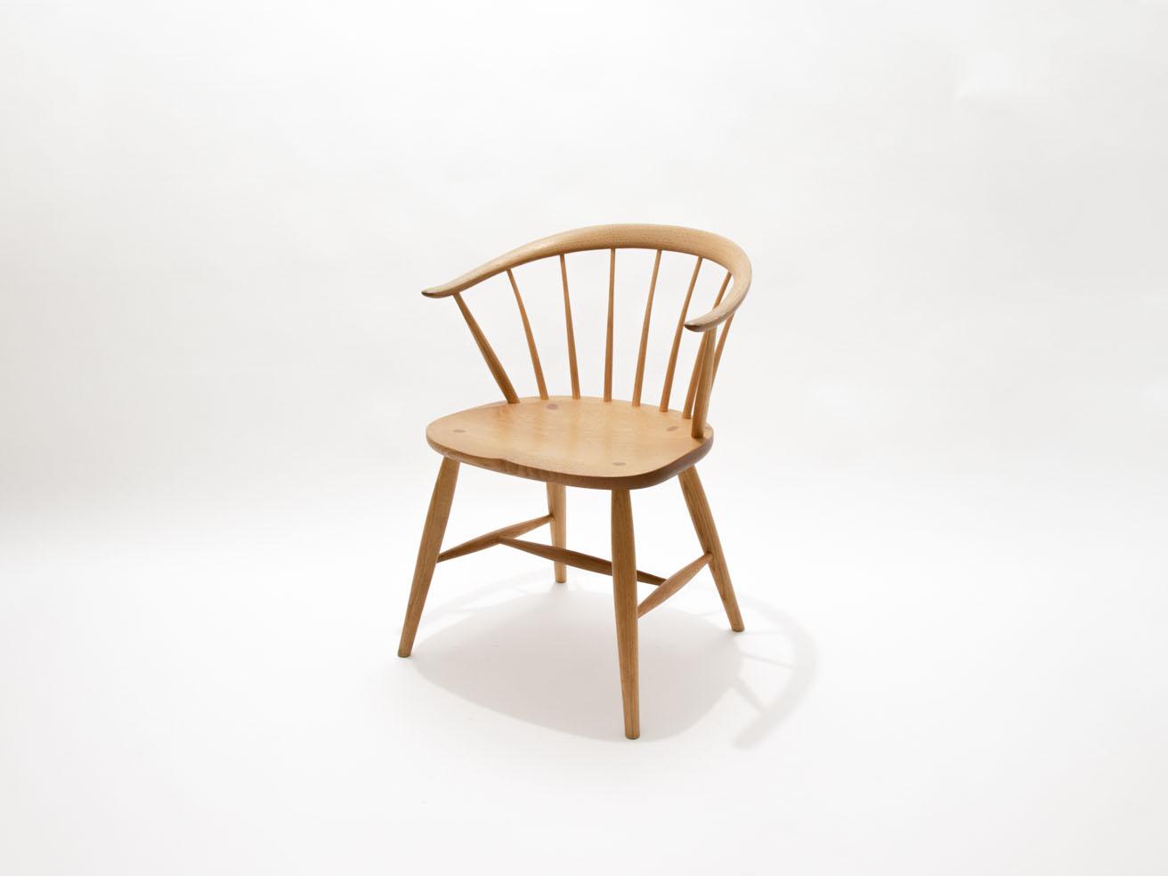 肘掛付きの椅子《THUMB CHAIR》（W545 × D480 × H720）クリ、トリネコを使用。110,000円。
