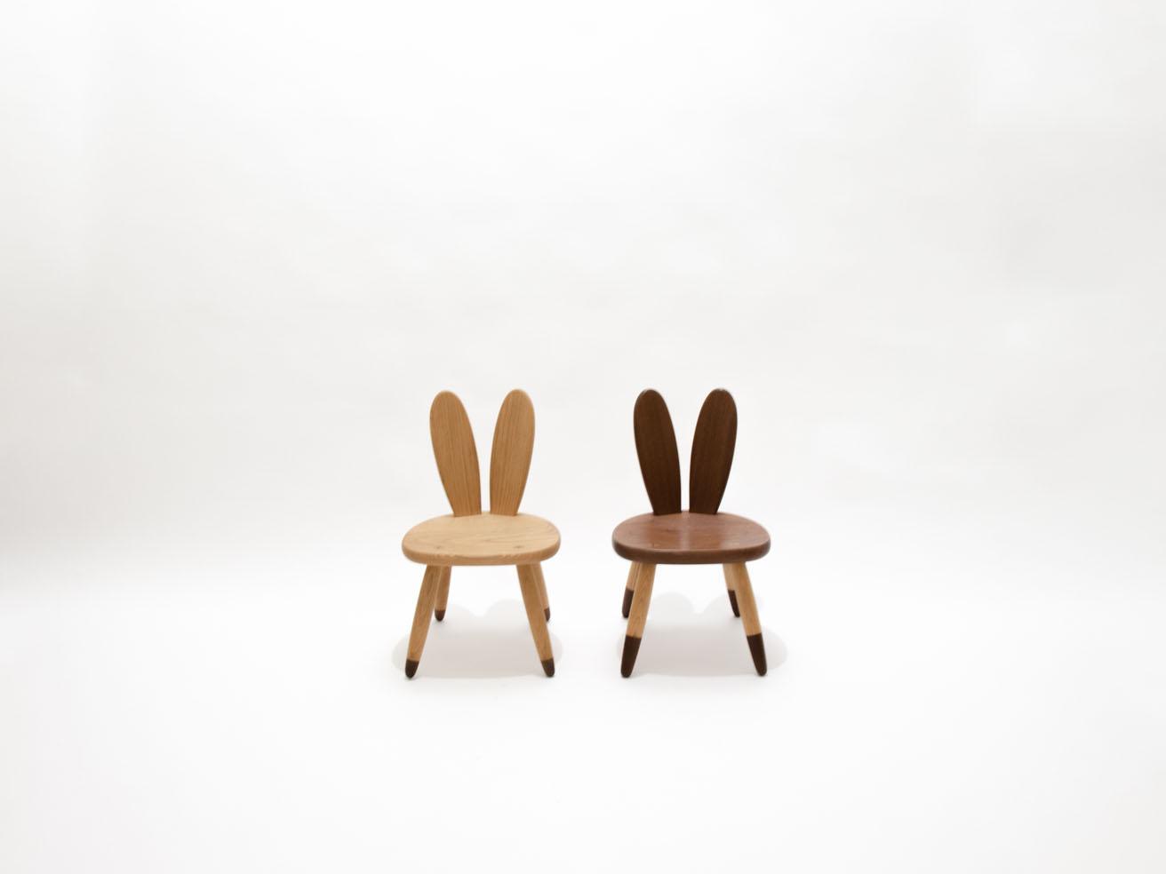 《うさぎ椅子 LAPIN》（W300 × D290 × H480）左からLAPIN（白）39,600円、LAPIN（黒）46,200円。白はナラ、ウォルナット、黒はウォルナット、タモを使用。