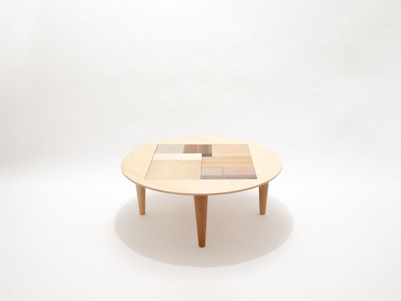 ローテーブル《PUZZLE TABLE》（φ800 × H300）。シナ合板の天板にある正方形部分がパズルになっていて、動かして遊べる。三谷龍二による漆塗りのピースもある。264,000円。
