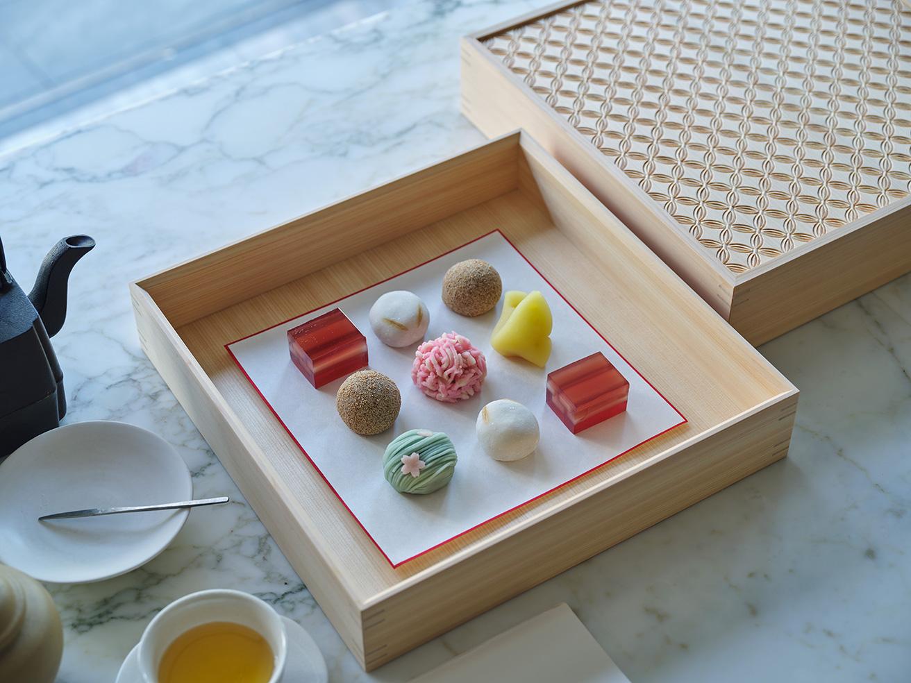 美しい和菓子を並べて茶会に。