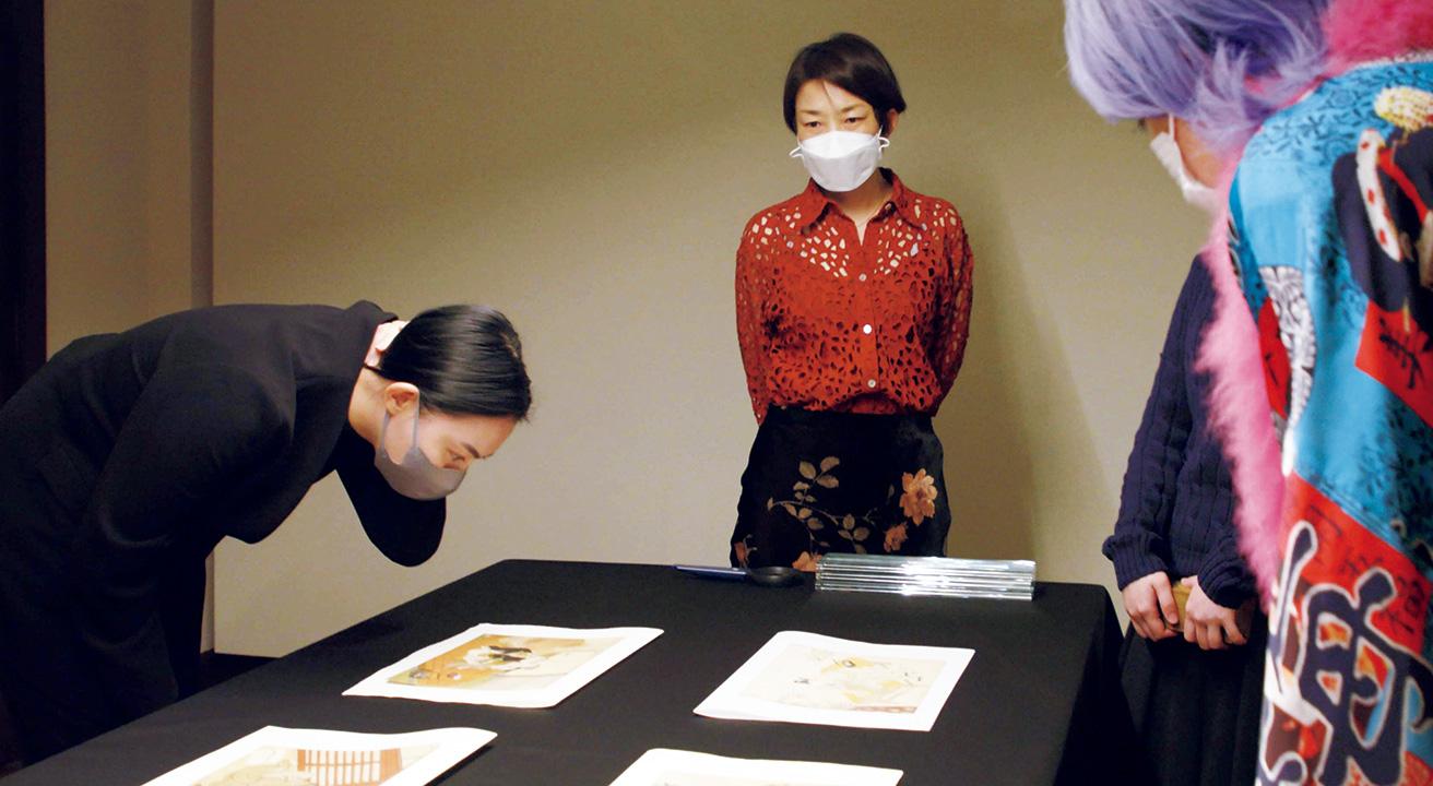 編集者や作家、美術家などが集まって鑑賞する「春画ナイト」の様子。江戸時代には一人でこっそり楽しむだけでなく、大人数で賑やかに春画を鑑賞していたことがあったという。