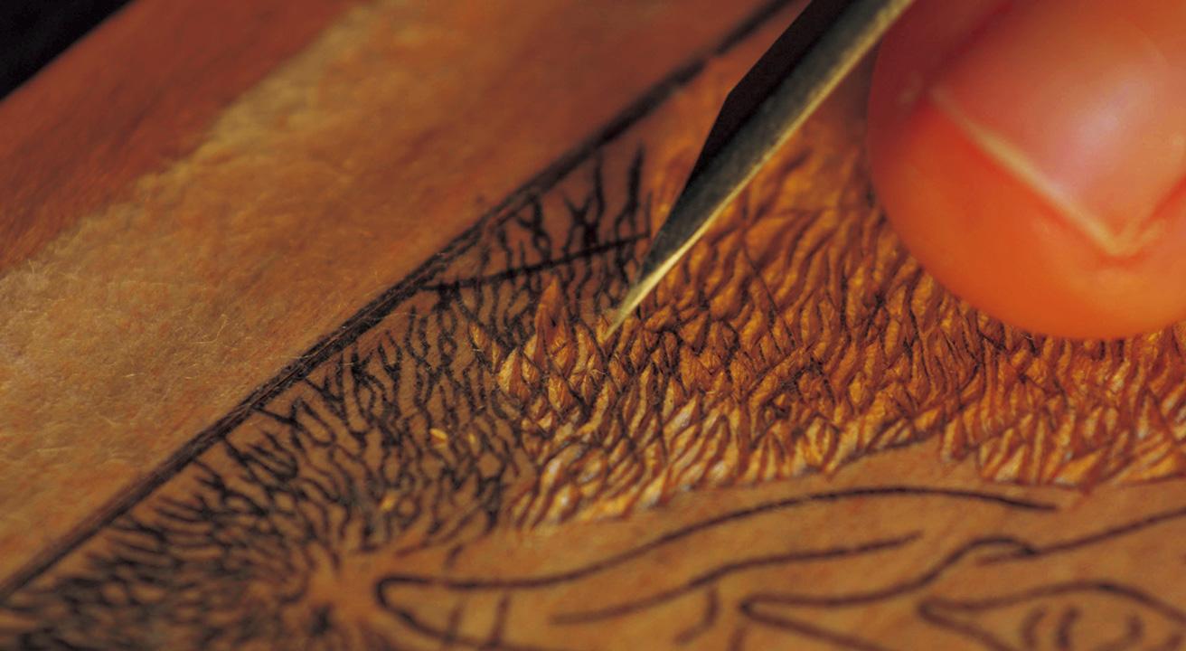  彫師の技が最も発揮される「毛割」。アンダーヘア特有のうねりを再現するため1本ずつ丁寧に版木に彫っている。