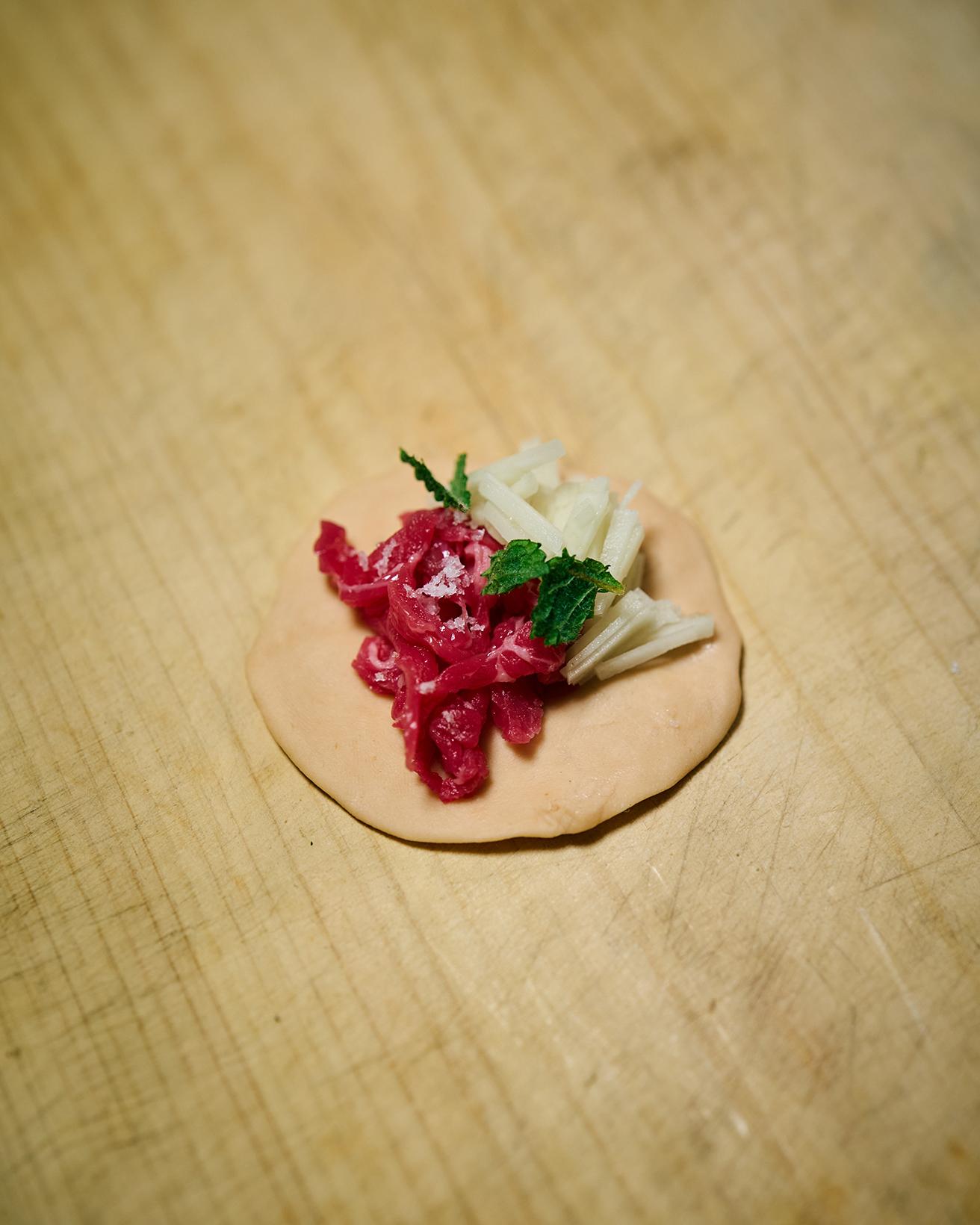 【365日豆皿つまみ】“牛肉とジャガイモの水餃子”｜11月 按田優子の素材再生つまみ