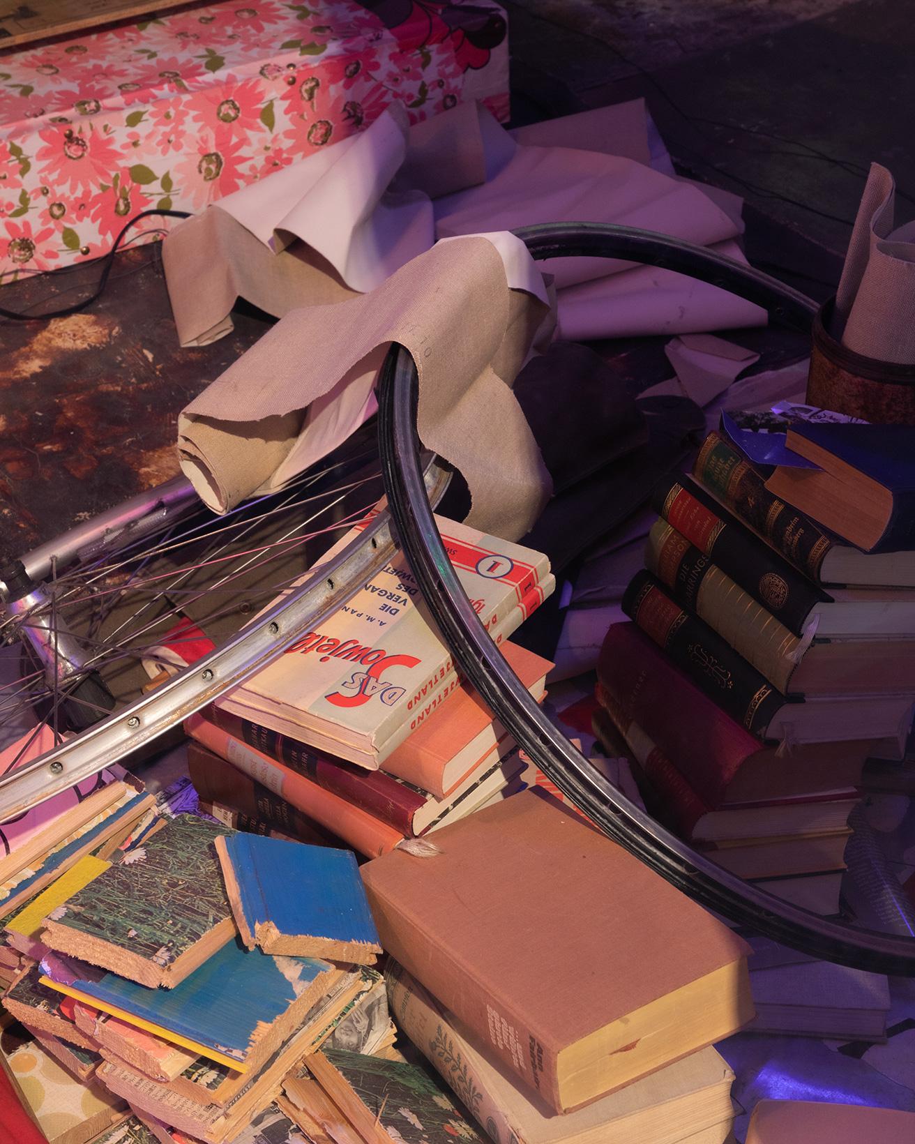 《モンシェリー：スクラップ小屋としての自画像》（2012年）。床に雑然と積み上げられた本。
