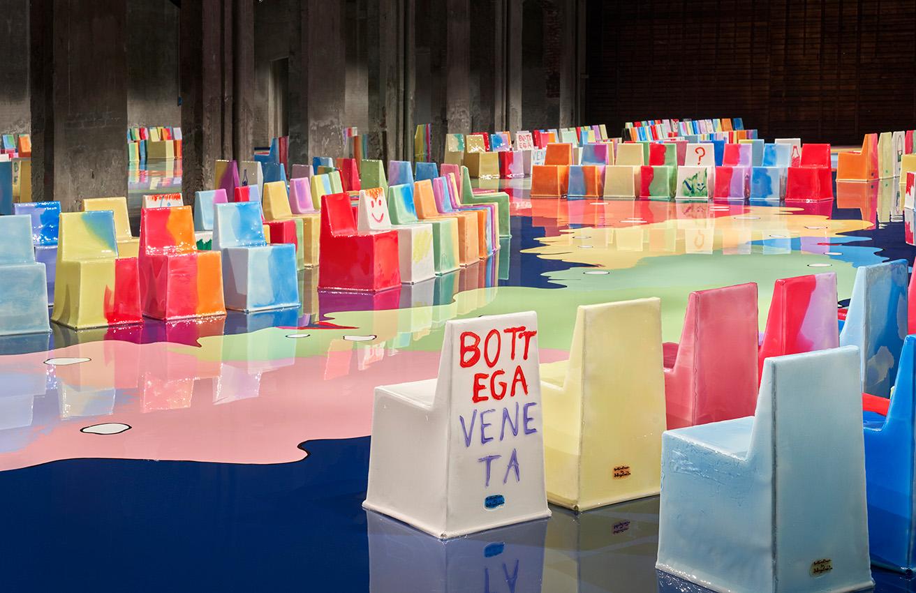 2022年9月に行われた、〈ボッテガ・ヴェネタ〉のサマーコレクションの会場。ガエタノ・ペッシェが会場のセットデザインを担当した。