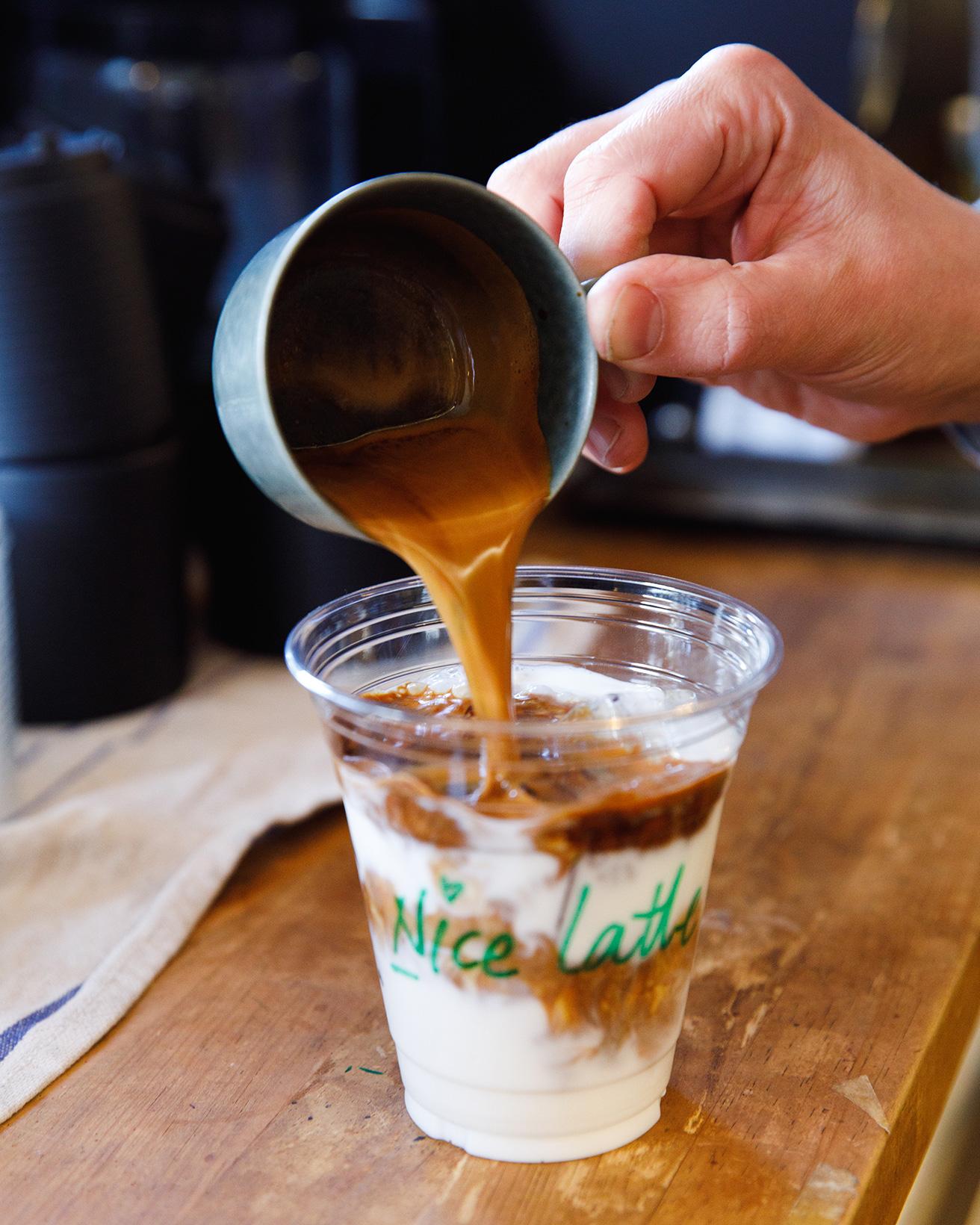 コーヒー豆はヴォーンさんの敬愛する喫茶店〈茶亭 羽當〉や〈OMOTESANDO KOFFEE〉のものを使用。写真は、店の看板メニューの1つ、NICE LATTE（ナイスラテ）700円。