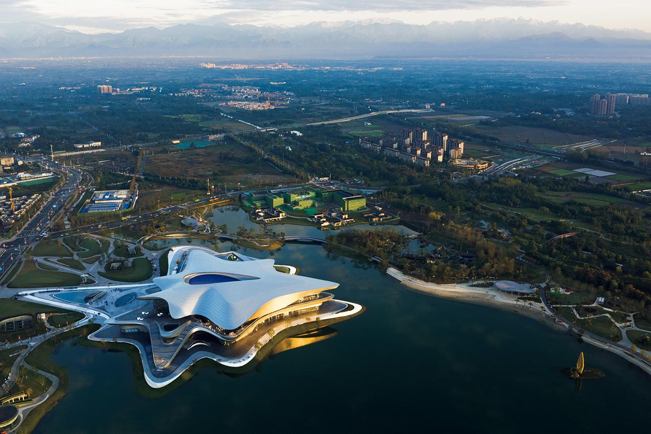 成都市の特区「科学イノベーション新都市」内に建設された湖上のミュージアム。星雲を模して広がるフォルムは、その延長線上に複数の歩道を確保し、市内からのアクセスを容易に。