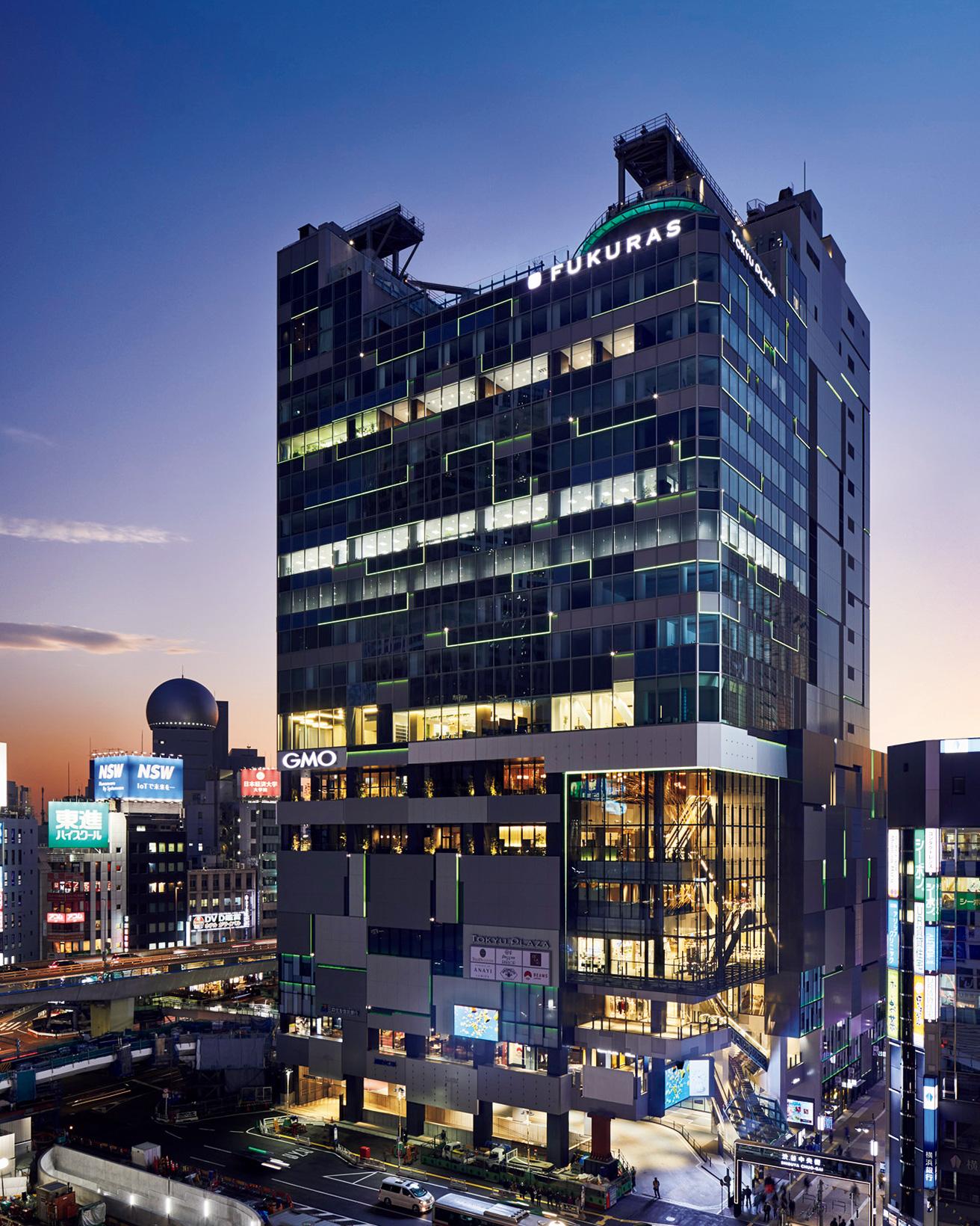 2019年に竣工した〈渋谷フクラス〉（デザインアーキテクト：手塚建築研究所）。渋谷駅西口エリアを一体開発したスポットだ。低層部には、内藤の提唱する「アーバン・コア」が採用されている。