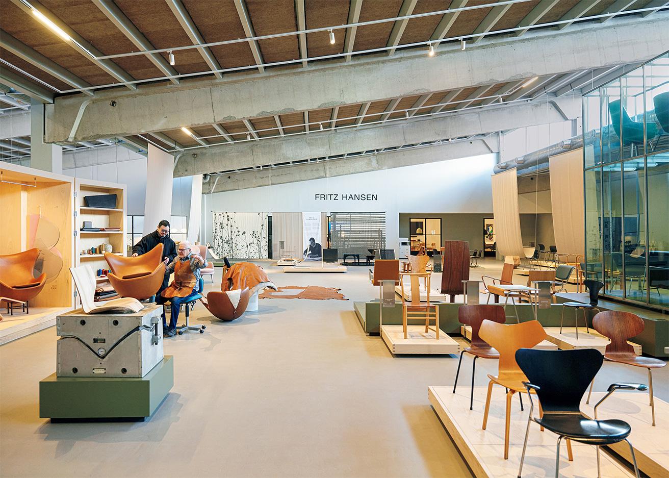 会社の歴史から始まり、ヤコブセンやPKなどの家具がデザイナー別に展示されているデザインホール。相澤さんが話しているのは《エッグチェア》の革張りエキスパートとして25年以上のキャリアを誇る職人のハンスさん。