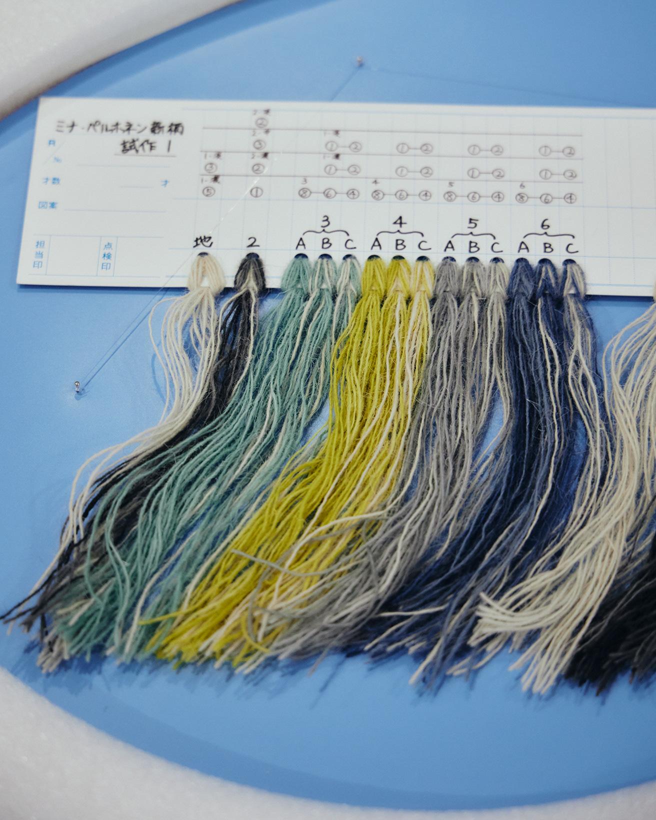 糸の色表現を探るための試作見本。国立新美術館展示風景（皆川 明 「山形緞通」　〈雪国のくらし〉を支えるデザイン）photo_Masanori Kaneshita