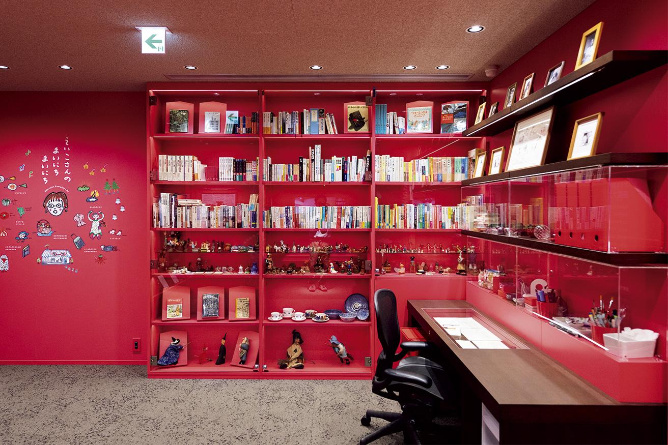栄子さんのアトリエ　自宅の仕事場をイメージした一室。本棚には小説から漫画まで角野さんの愛読書が並ぶ。机には私物の魔女の人形や『魔女の宅急便』の直筆原稿も。