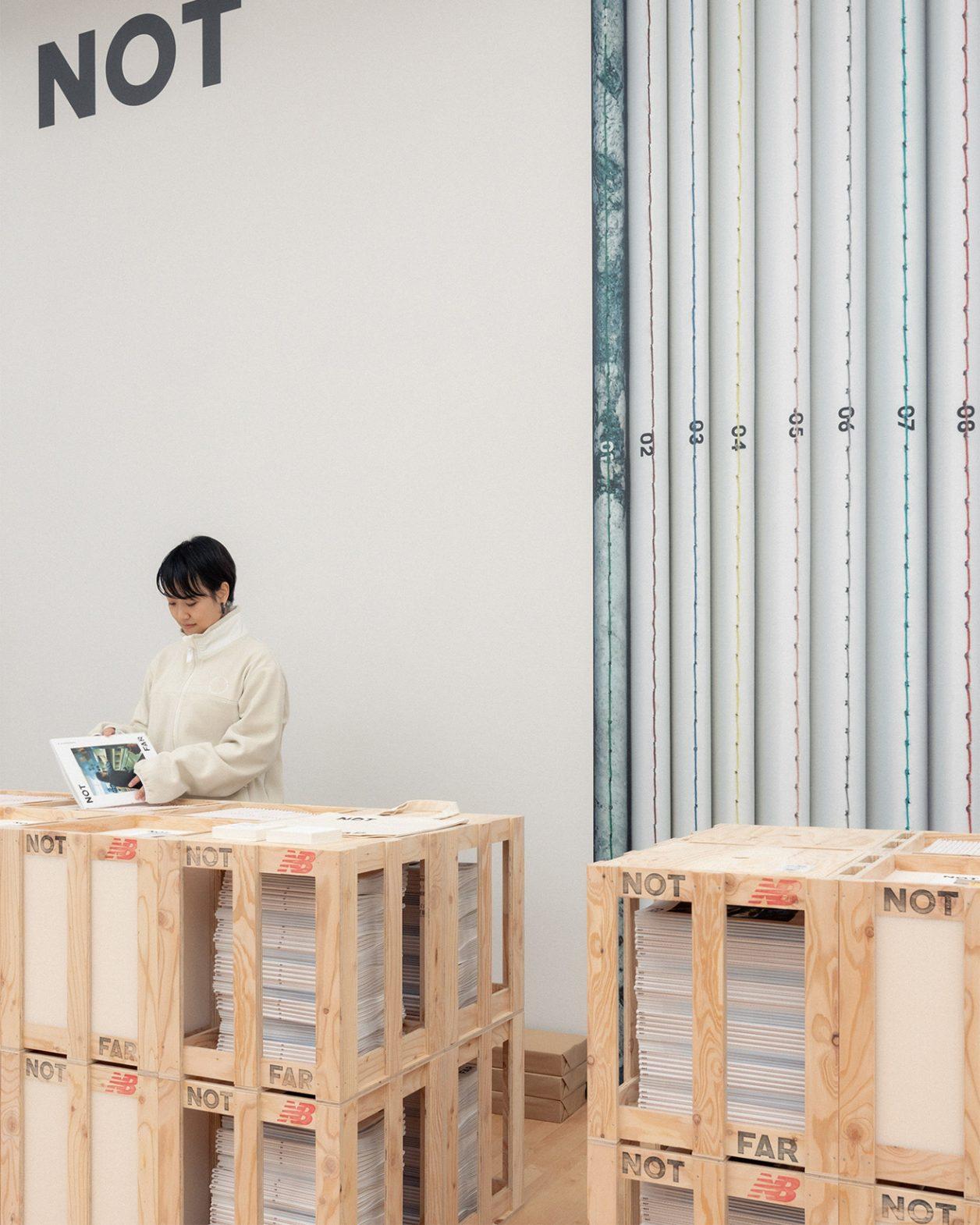 TOKYO ART BOOK FAIRに登場、内間絢美が手がけた『NOT FAR』のための木製ユニット。