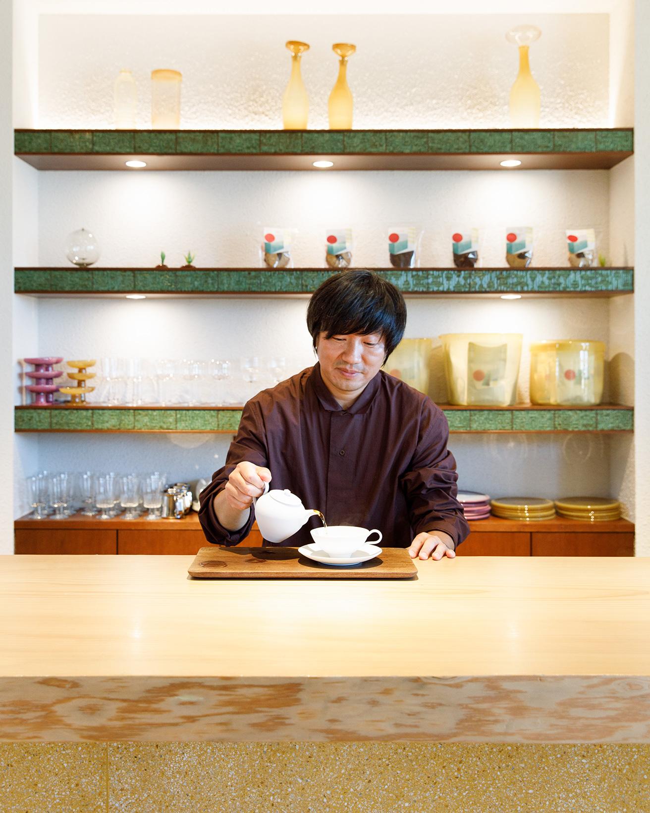 石川県加賀市の会員制紅茶専門店〈TEATON〉のイベントで紅茶を淹れる大西進さん。真っ白なティーポットとカップは、「Pinterest」で見つけた石川県のクラフトだ。