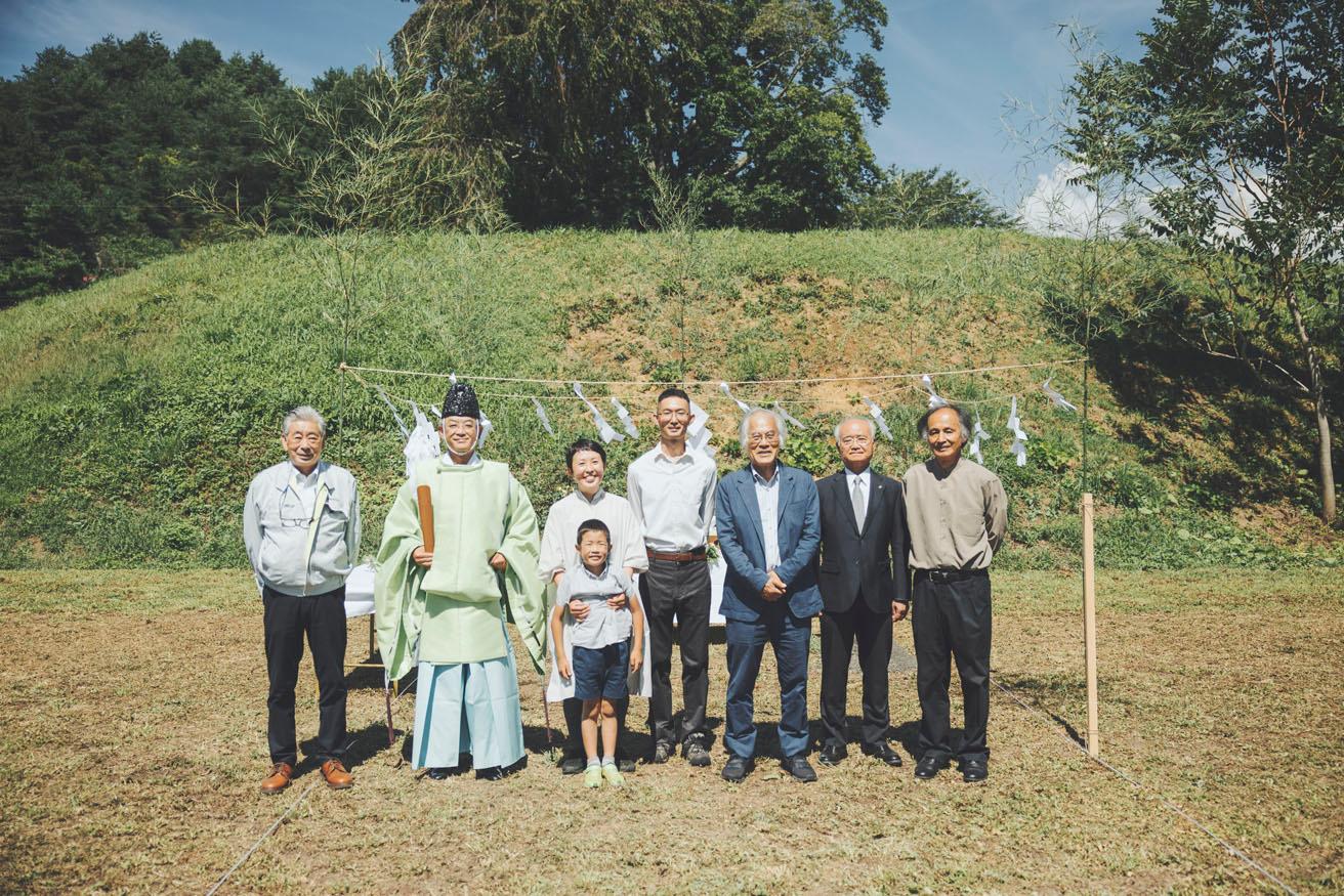9月11日の地鎮祭には施主や施工会社と共に藤森照信（右から3番目）も参加した。　photo_Shuhei Tonami
