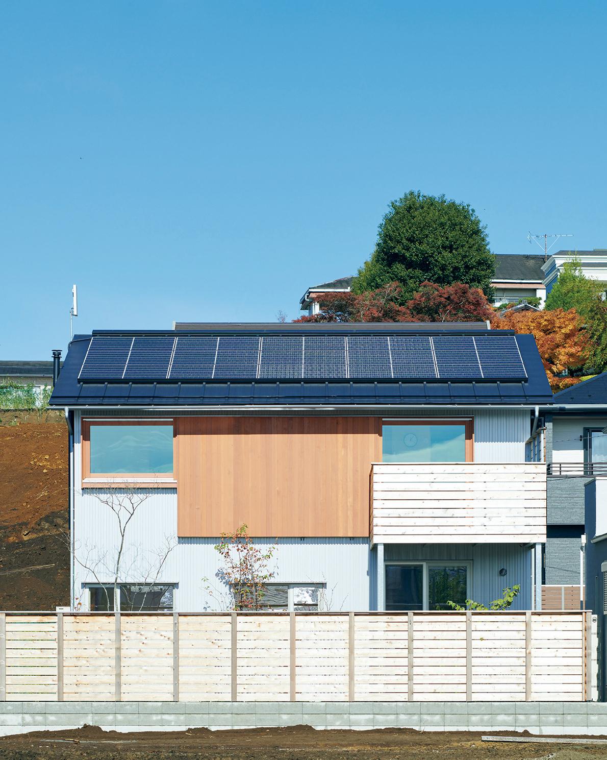 武蔵野台地の国分寺崖線「はけ」に建つK邸では、日差しを受けて太陽光パネルが発電中。屋根勾配は日影規制と小屋裏のスペース、太陽光発電の効率を総合的に考慮した上で決められている。