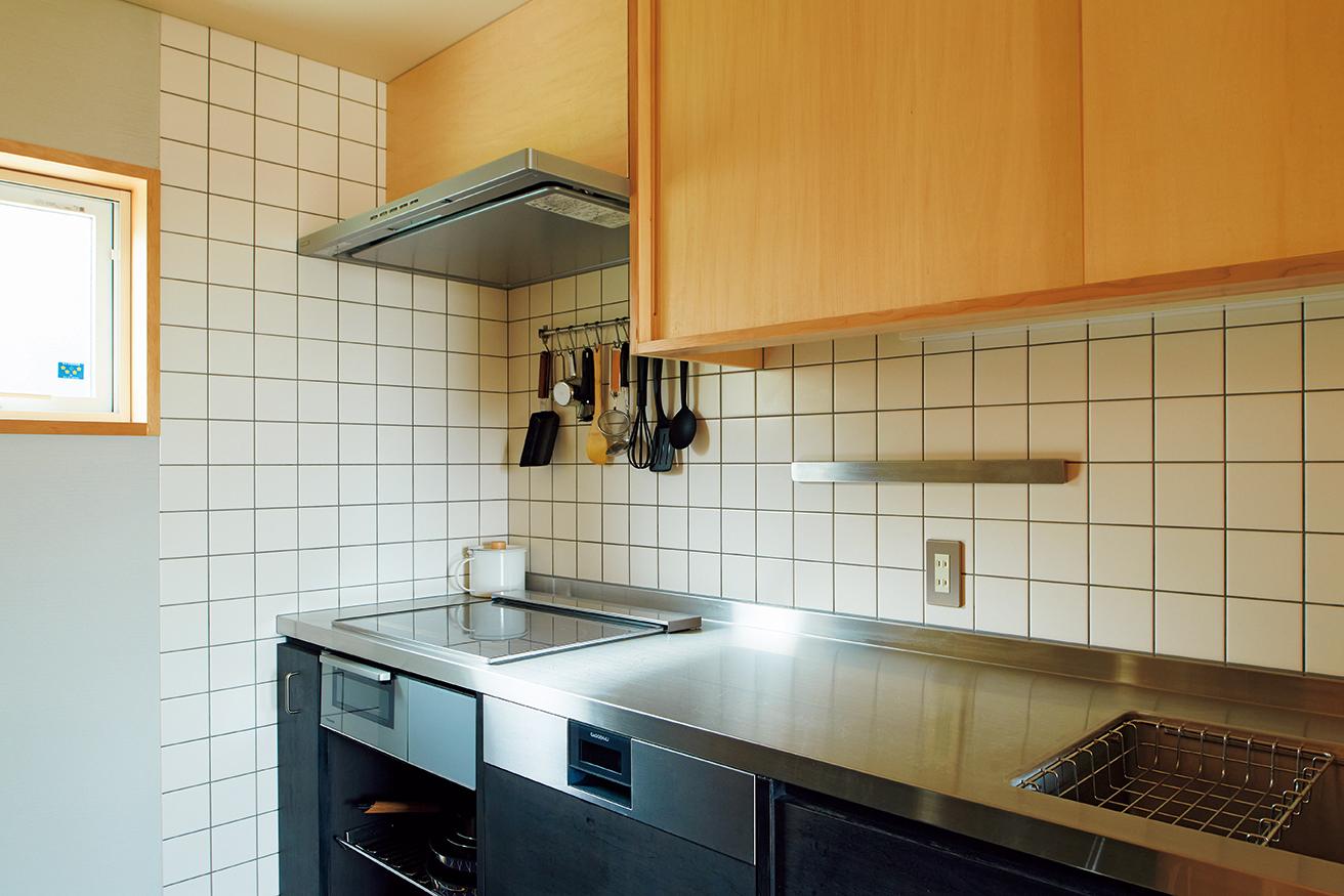 モダンなデザインのオール電化キッチンには、IHコンロや食洗機を設置。