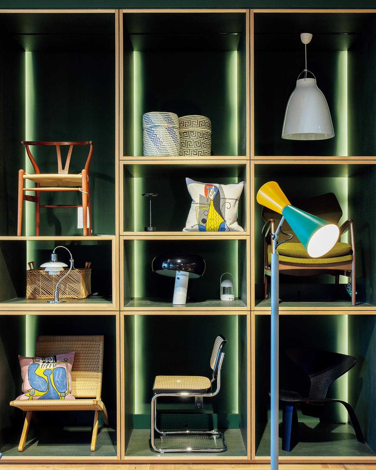 シックな店内に、差し色のようにグリーンの棚が。photo_Satoshi Nagare