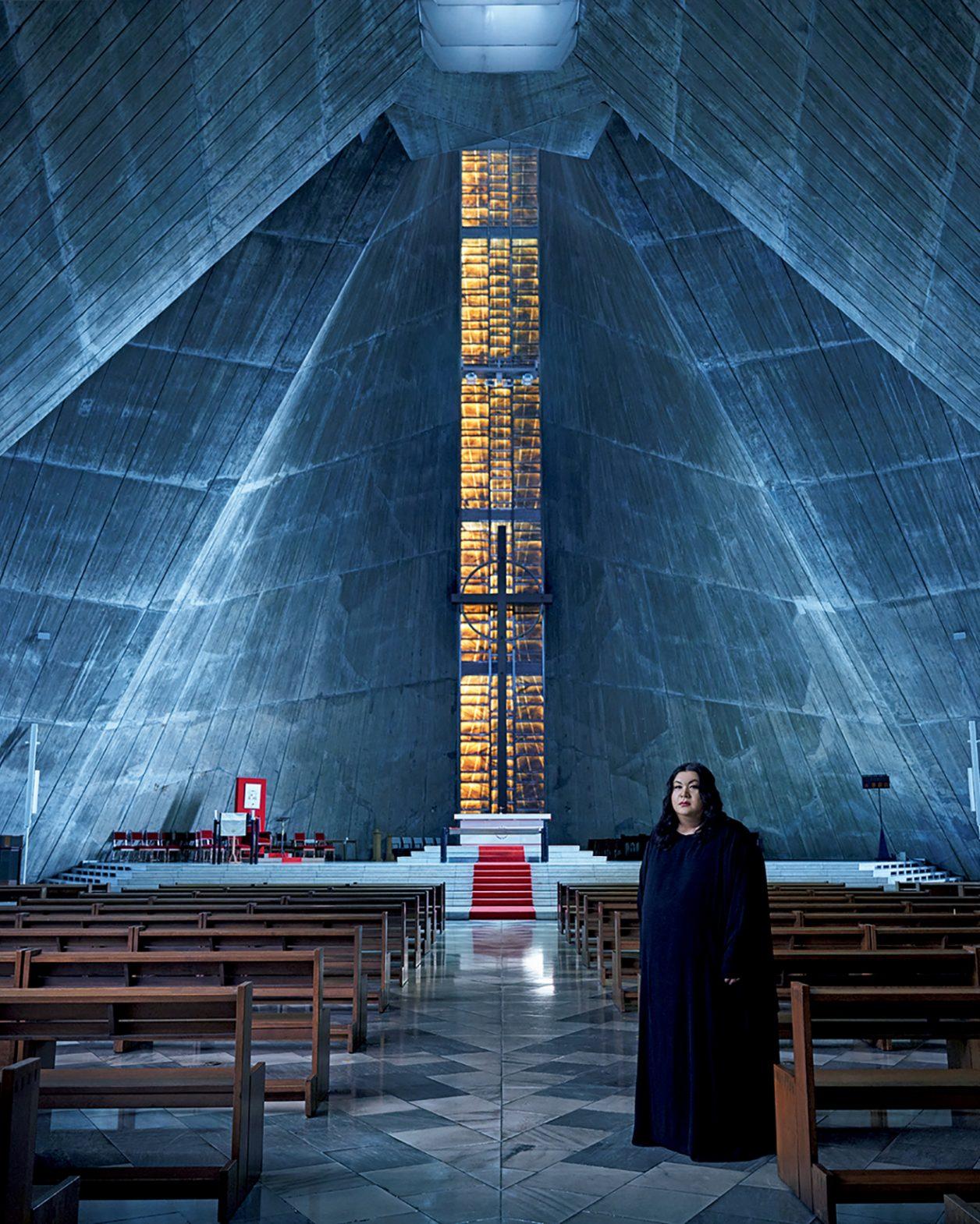 マツコ・デラックスさんが丹下健三設計のカテドラルへ。12月8日発売号『聖なる建築100』。