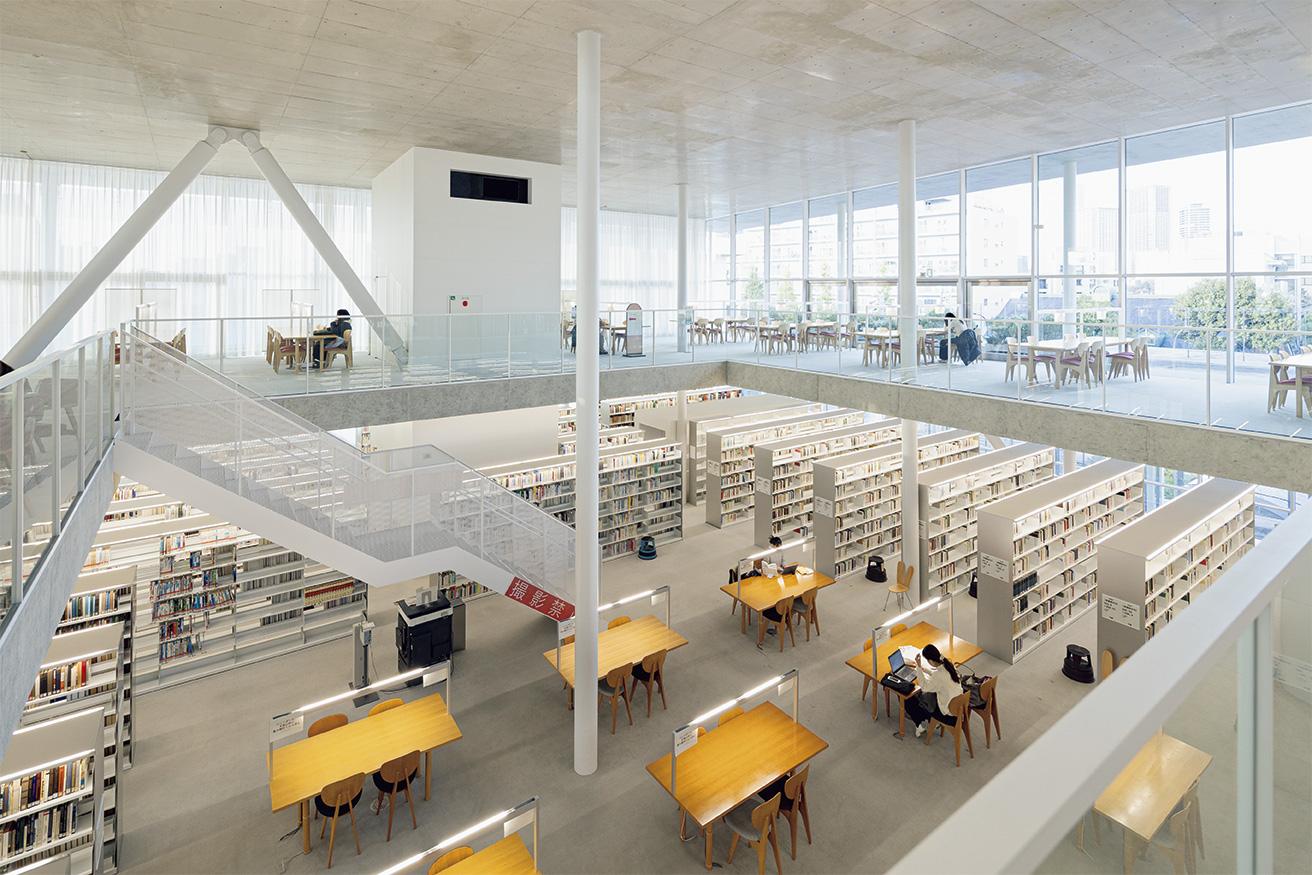 スロープが階をつなぐ、妹島の設計による図書館。2019年竣工。photo_Masanori Kaneshita