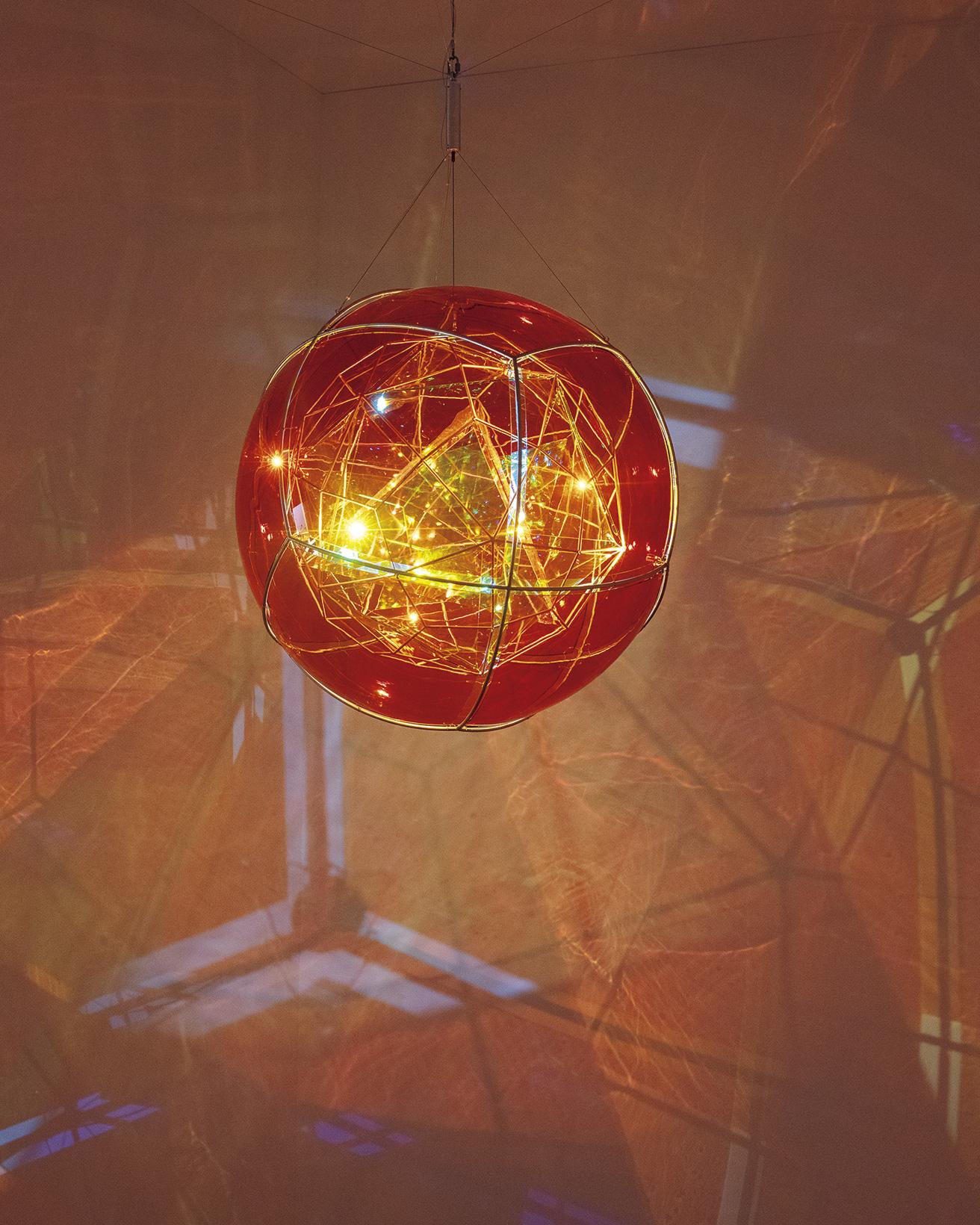 《蛍の生物圏（マグマの流星）》（2023年）。3つの多面体とLEDライト、部分的に反射するガラスなどで作られている。photo_Satoshi Nagare