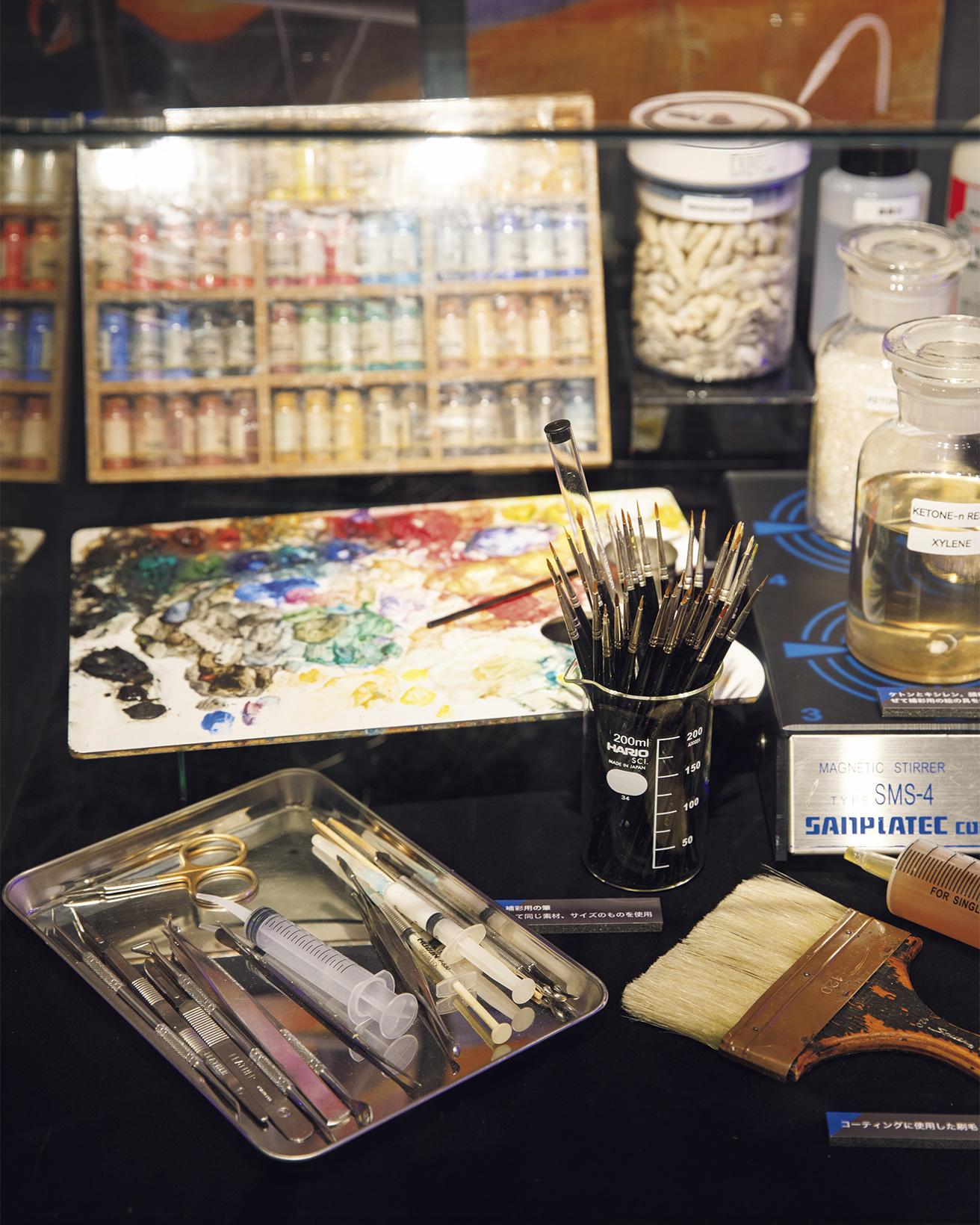 実際に使われた吉村絵美留の仕事道具。補彩に使う40本もの絵筆や、コーティング剤を作る器具も。
