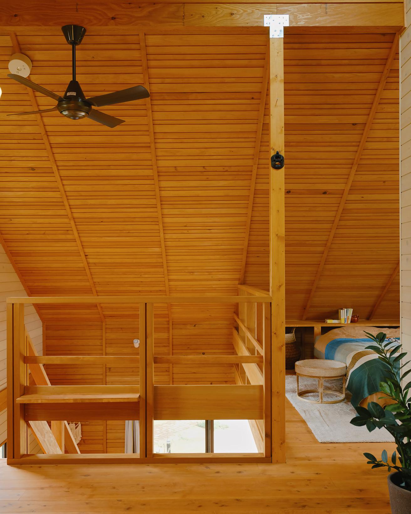 平側の壁と天井には、幅5cm、7cm、9cmの国産杉をランダムに配したすだれ張りを採用。