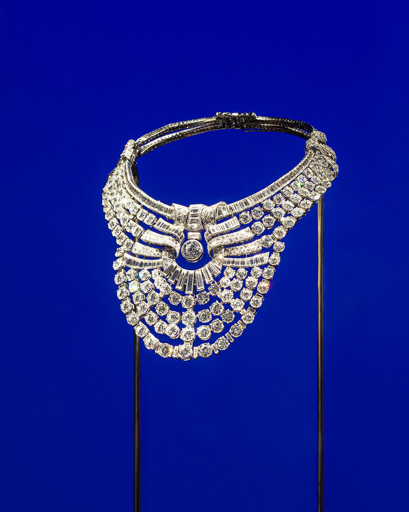 存在感あるネックレスだが、高度な技術であるオープンワークのセッティングで軽やかな印象を与えている。「時」のセクションにある「軽さ」がテーマの部屋。《コラレット ネックレス》（1939年）プラチナ、ダイヤモンド。エジプトのナズリ王妃の旧所蔵品。（ヴァン クリーフ＆アーペル コレクション）