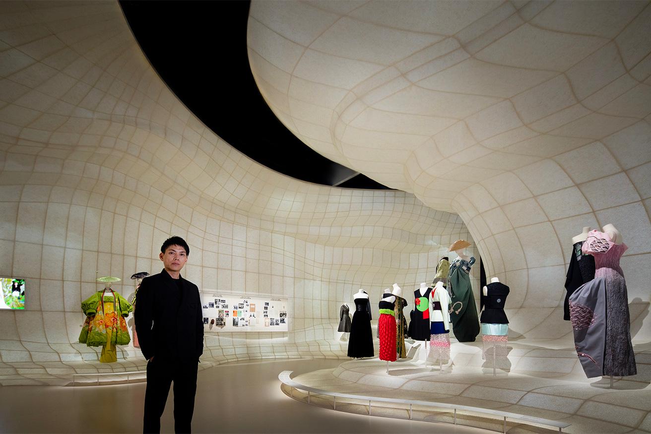 本展を象徴する「ディオールと日本」のエリアに立つ、建築家の重松象平。「展示の見どころ、ご案内します！」。