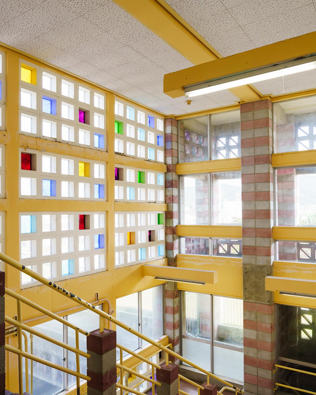 建物内部は、各所の黄色のカラーリングがアクセントに。photo_Wataru Oshiro
