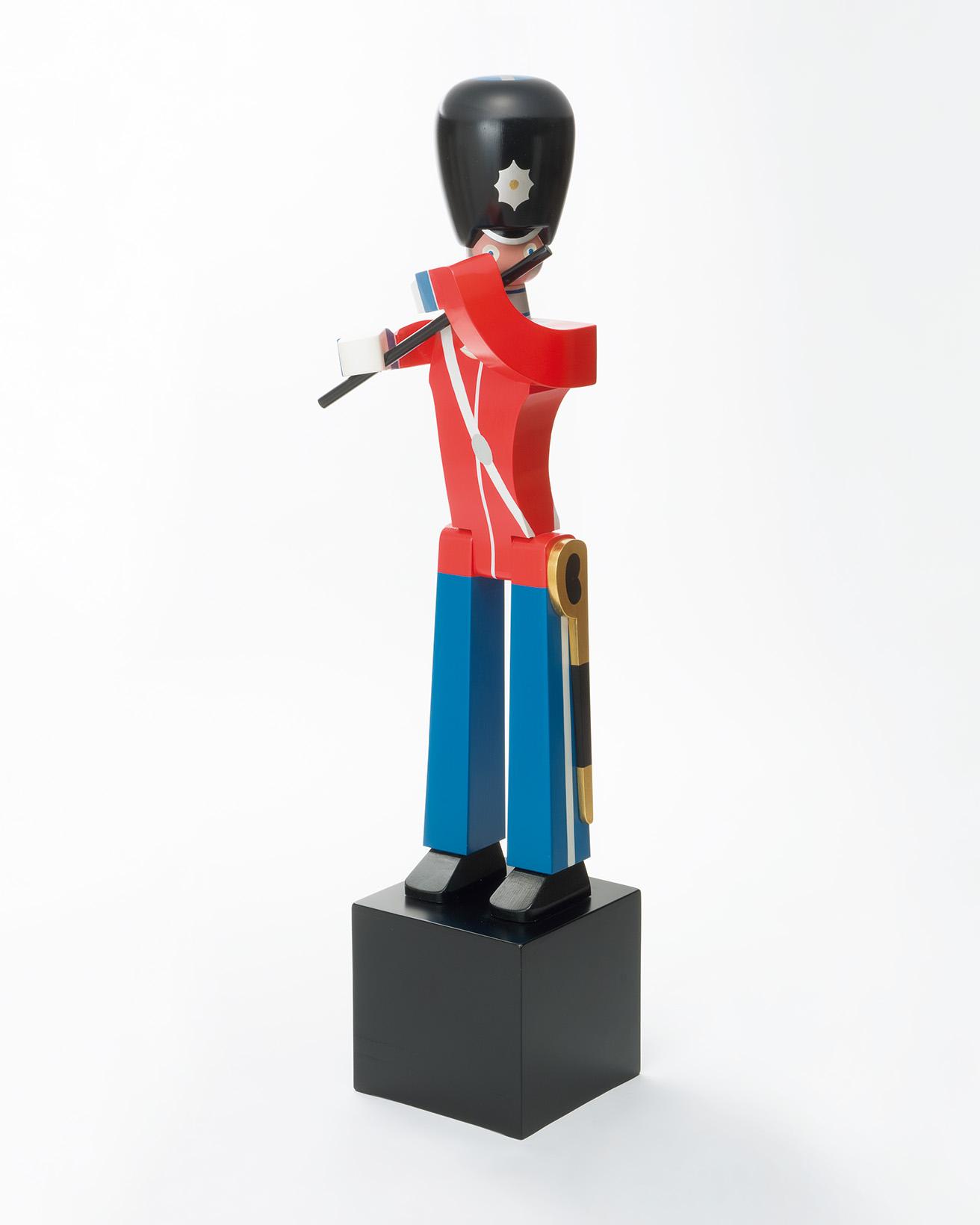 TOY SOLDIER by Kay Bojesen
デンマークのカイ・ボイスンによる木製玩具。赤い上着と青いズボンのこちらはデンマーク王室の近衛兵をモデルにしたもの。高さ126㎝のラージサイズは、1954年当時にも製品化されていた。この作品は復刻品。