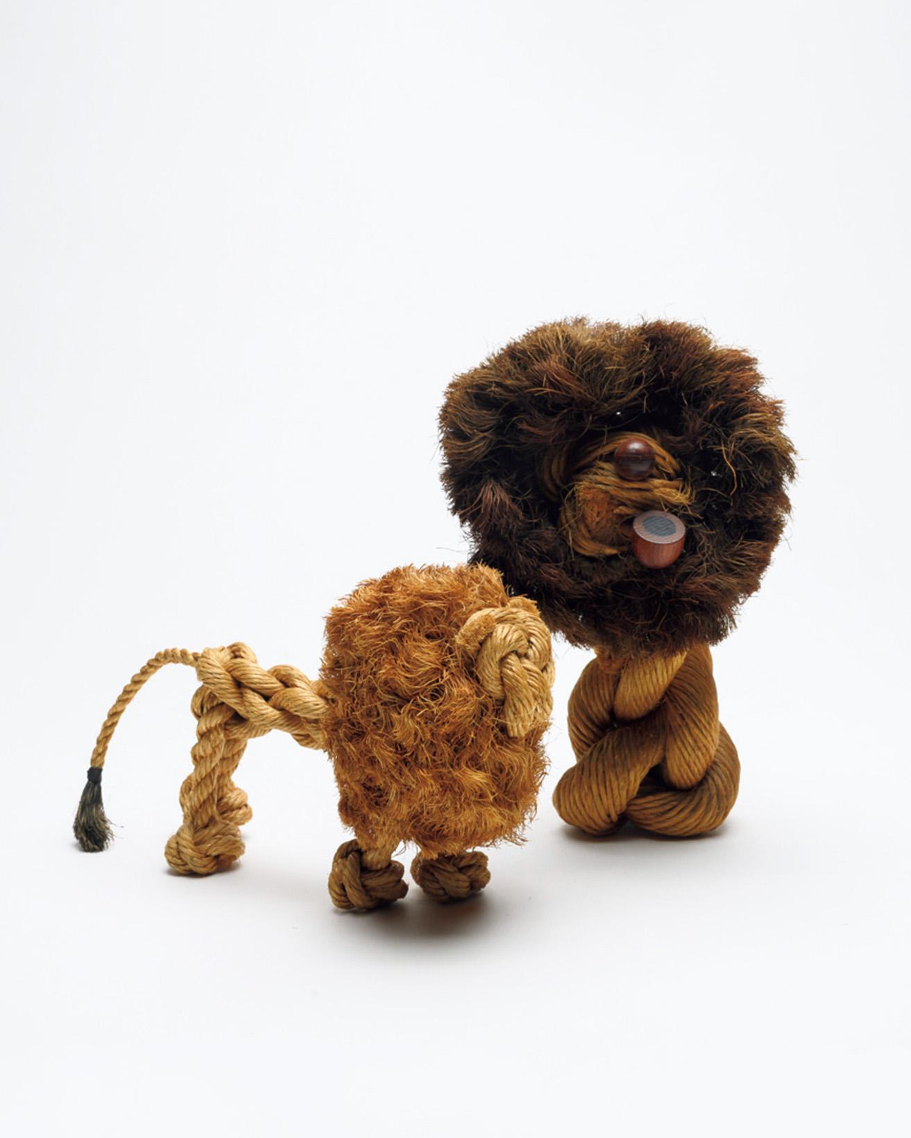 TOY ANIMAL by Kay Bojesen
極めて珍しい、カイ・ボイスンによる麻縄の動物玩具。「ボイスンといえば、木製のモンキーが有名だが、いずれの作品も子どものみならず、大人の感性で見ても素晴らしいものである」と、織田。