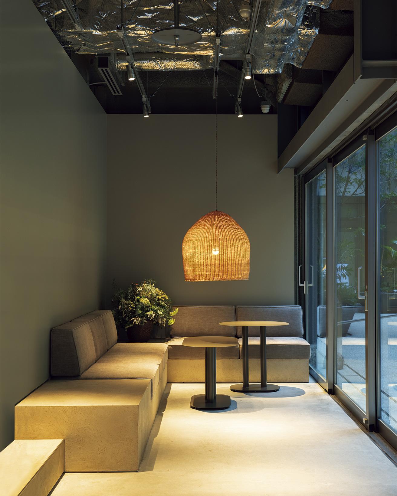 〈ブルーボトルコーヒー〉創業者のジェームス・フリーマンが憧れた、日本の喫茶店のようなくつろげるソファ席。