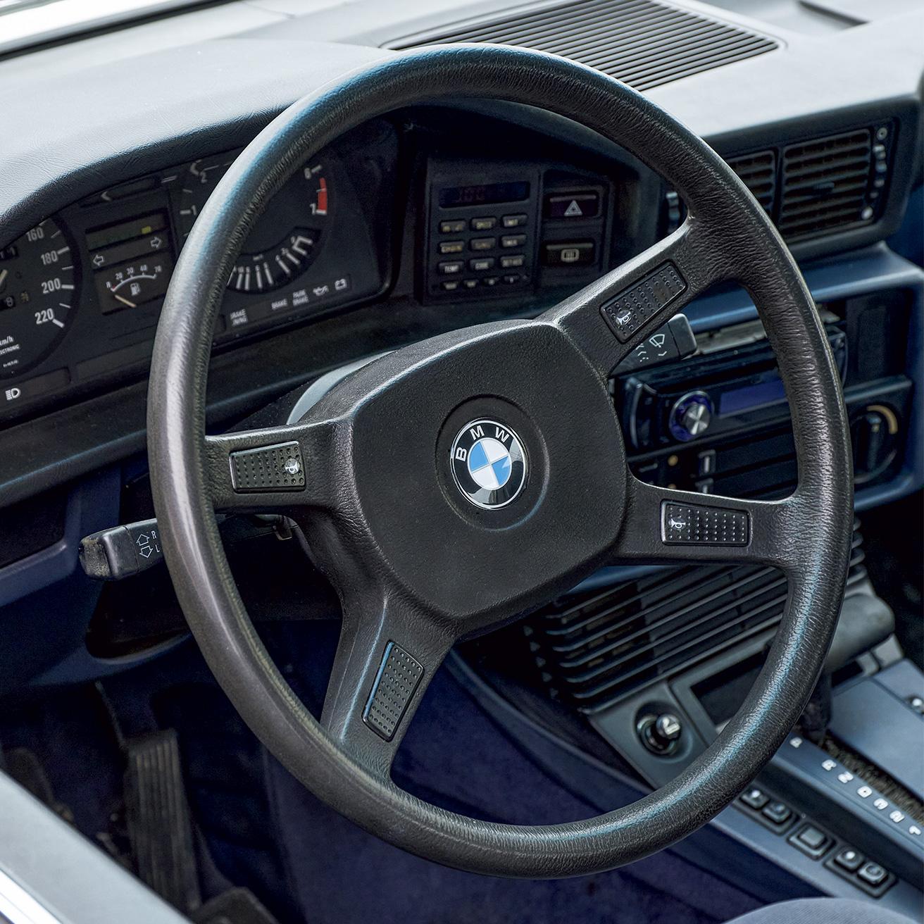 操作がしやすいよう、スイッチ類をドライバー側に傾けた設計。〈BMW〉では70年代から採用していた。