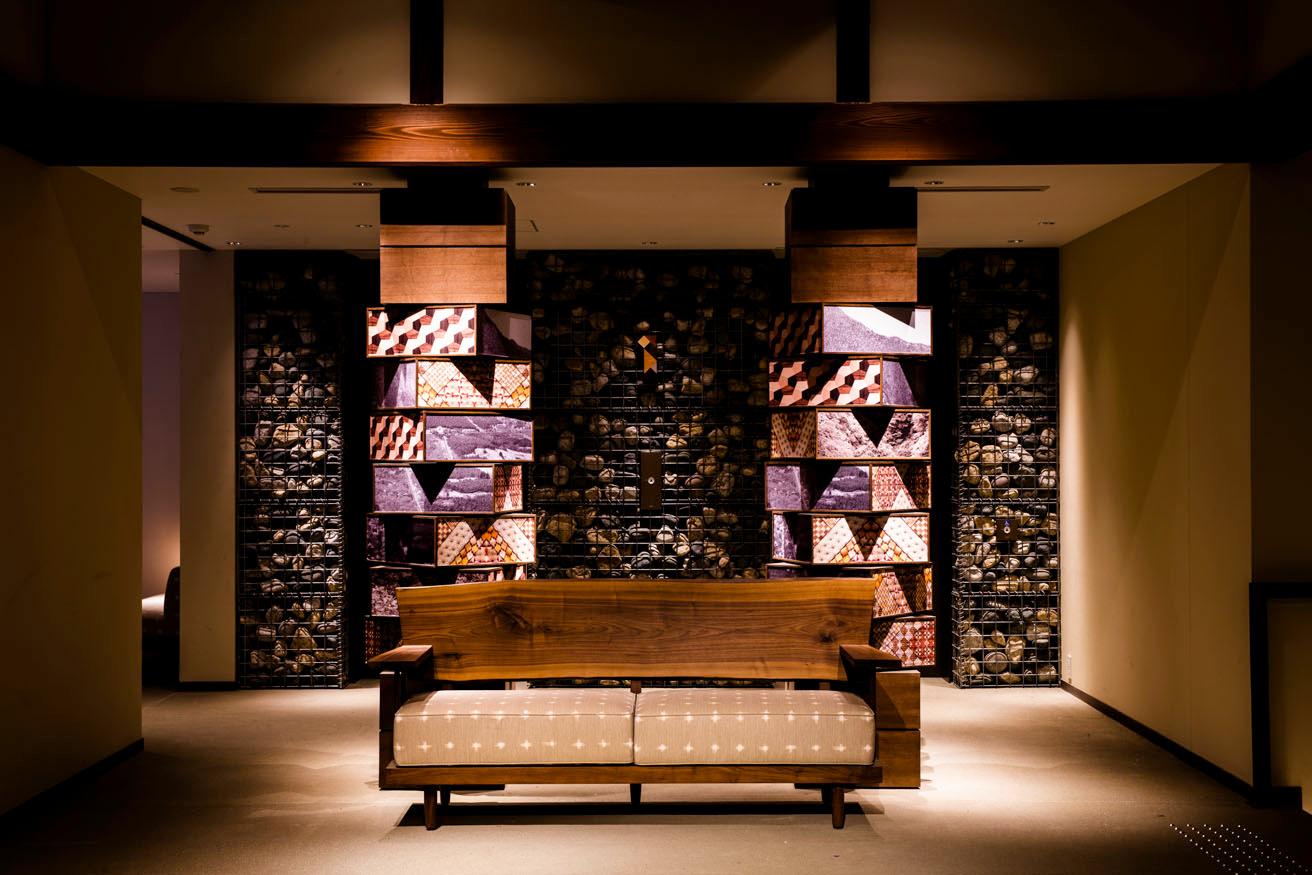 館内の各所には箱根の自然美や郷土文化にインスパイアされたユニークなインテリアが。