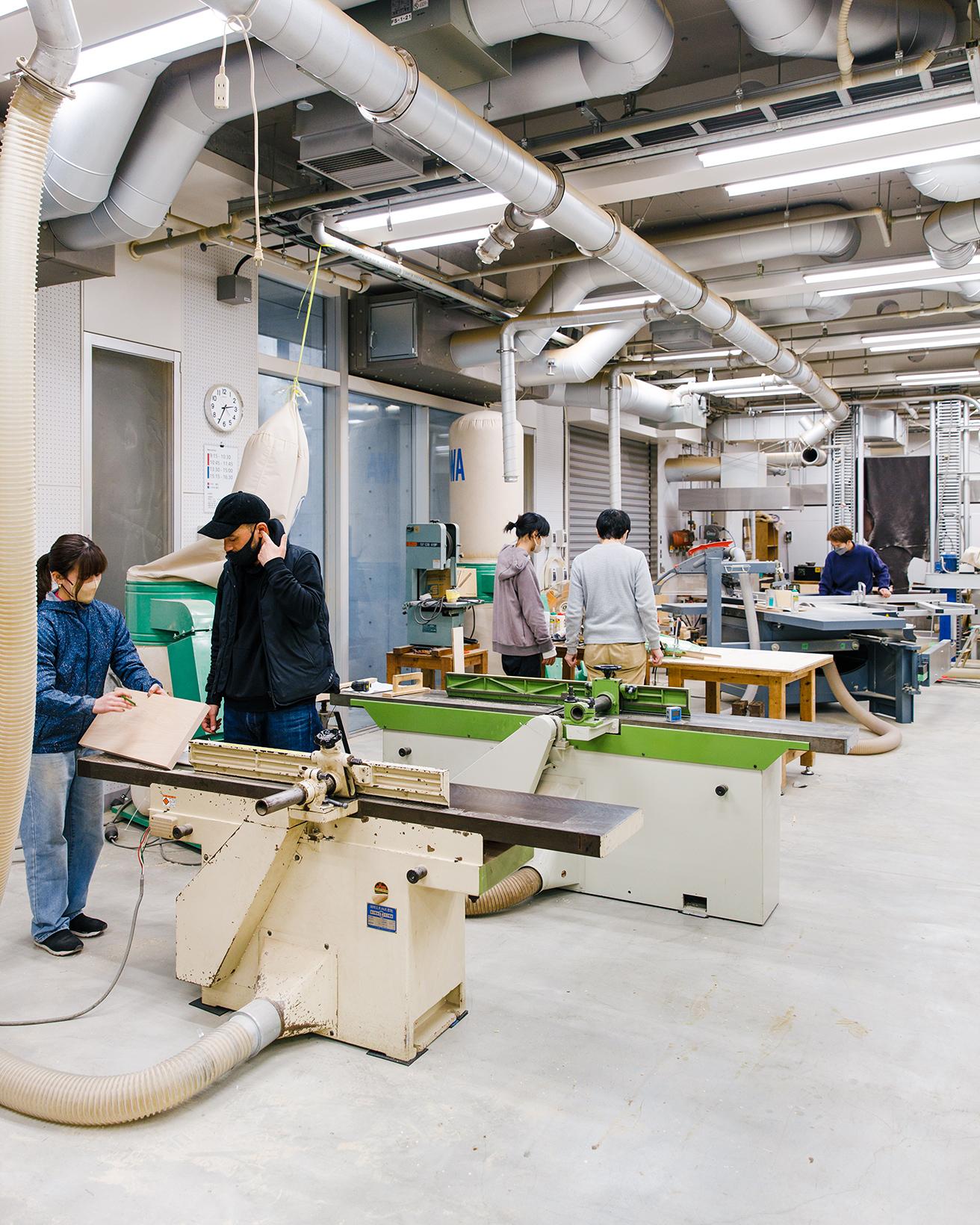 〈武蔵野美術大学〉の木工専攻にある工作機器を利用して学生たちが制作に挑んだ。