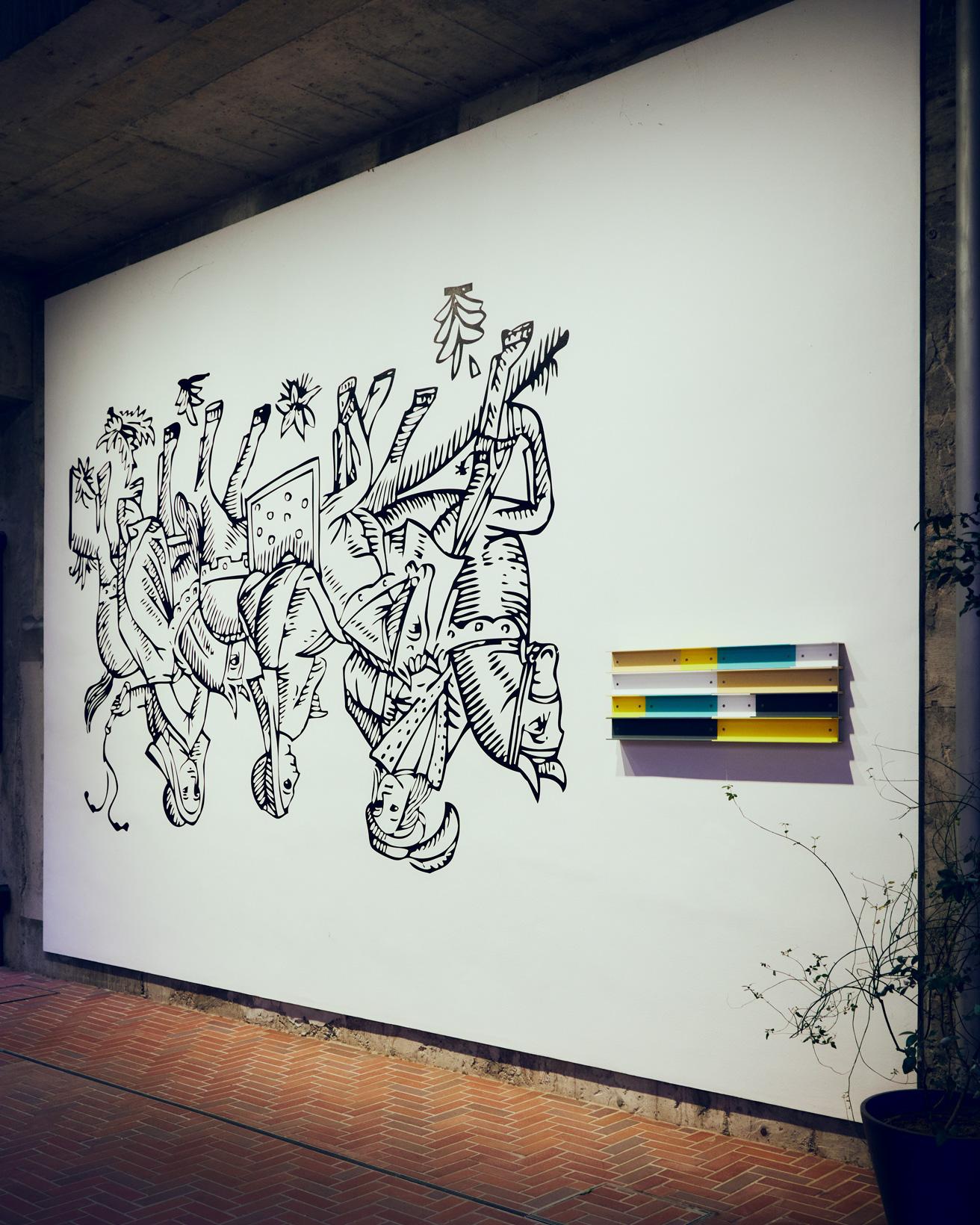 エントランス近くの外壁にはリアム・ギリックの作品。前に進むことのない回転する馬を描いた『Inverted Discussion』（2020）、カラフルなボックス型の構造物『Unity Channelled』（2019）。