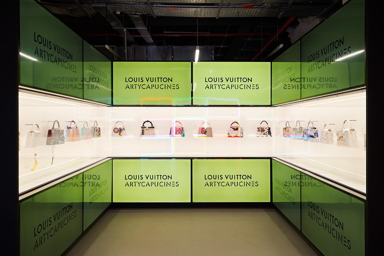 ルイ・ヴィトンが初めて店を構えたパリの通り「カプシーヌ」の名にちなみ、世界のアーティストたちがユニークなバッグをデザインした〈アーティカプシーヌ コレクション〉の展示室。