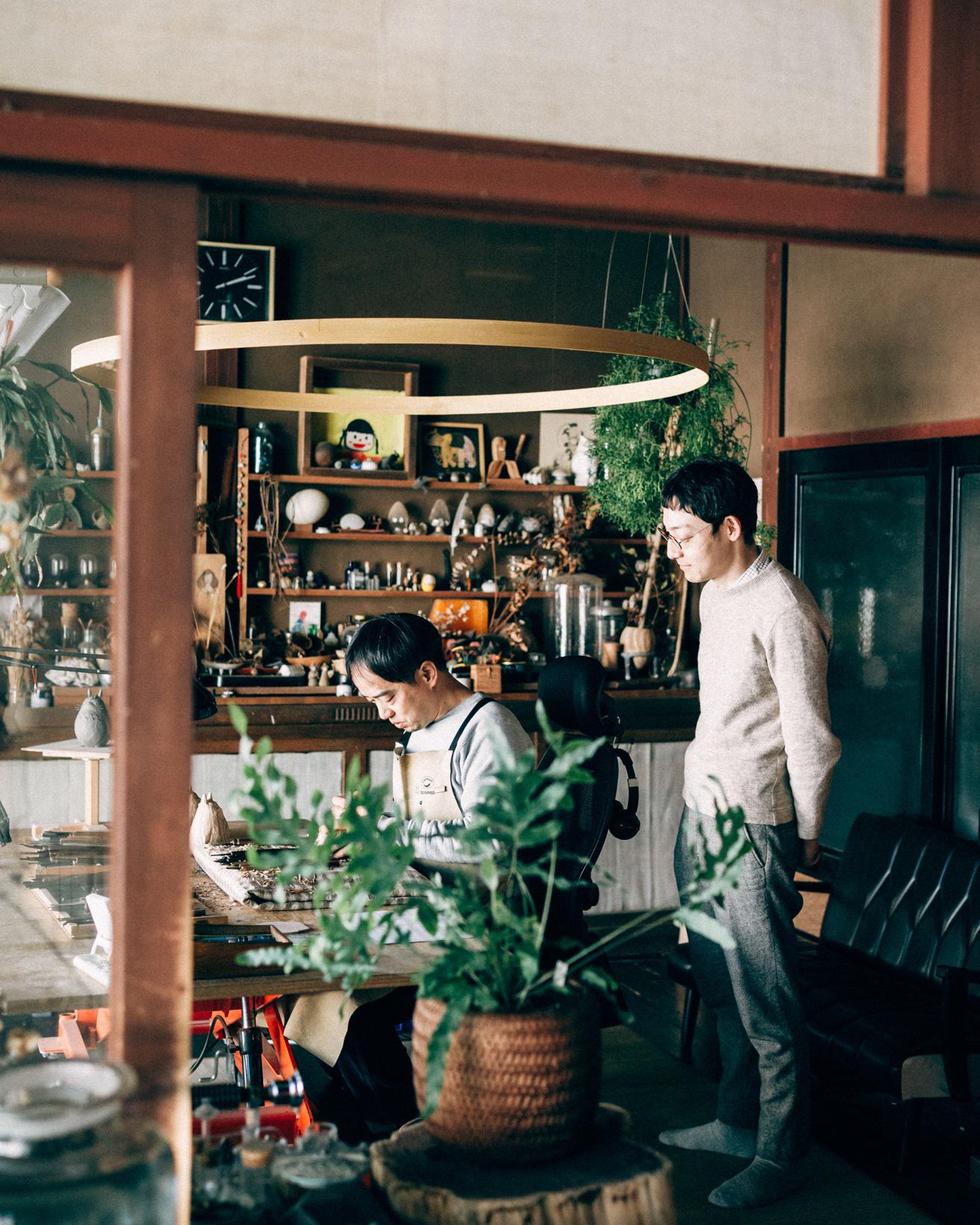 制作のために田中さんと中川政七商店の榎本さん（写真・後ろ）で「トトロ」とは何かを徹底的に考えた。 