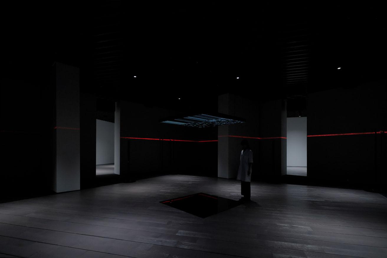 〈アーティゾン美術館〉での展示風景。日本館は床と天井に四角い穴が開いた特異な構造だが、〈アーティゾン美術館〉ではビデオパネルと黒い鏡に置き換えられている。
