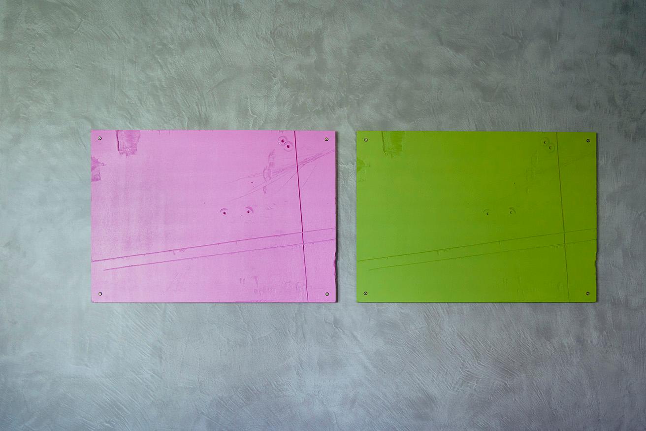 3階ラウンジの壁に飾られているライアン・ガンダー《Awe in pink and green》。色以外は「完全な同一性」を示すべく、型取りされ、ビス留めされた2枚の板で構成される。複製技術と絵画のアイデンティティについて問いを投げかける、アーティストの徹底的な「調査」から生まれた作品。