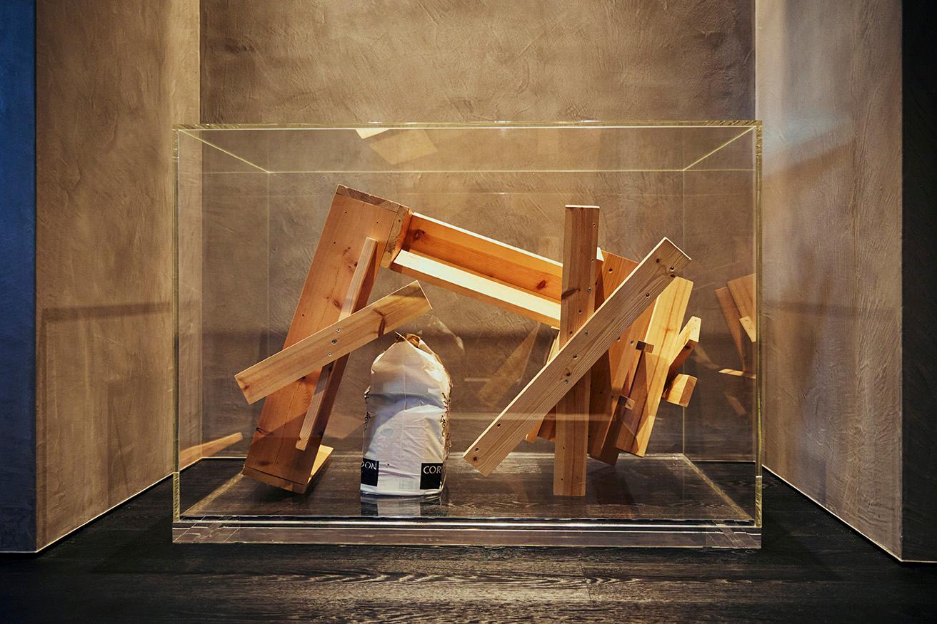 3階エレベーター前に配置されたライアン・ガンダー《Rietveld Reconstruction - Ejiro》。ヘリット・リートフェルトの椅子のキットを子どもに渡し、説明書を見せずに組み立てたらどうなるか？　知識が失わせてしまう発想力や考え方の価値を問う作品。